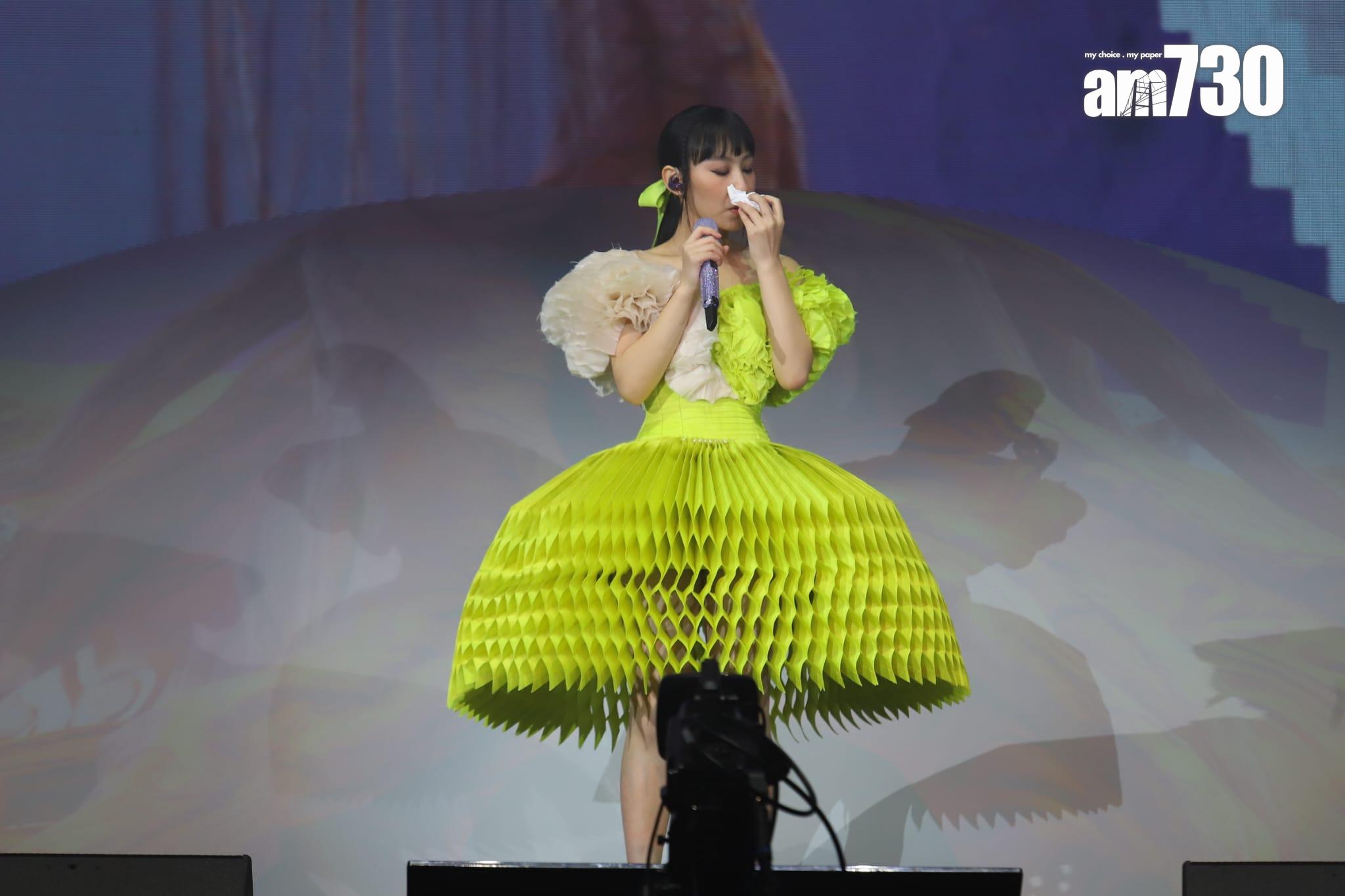 炎明熹淚灑九展舞台。(羅鎬鴻攝)