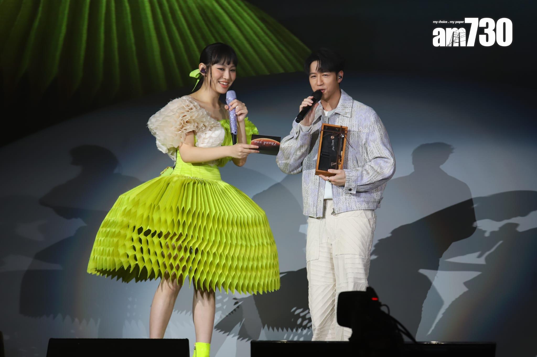 馮允謙帶來禮物送給炎明熹。(羅錦鴻攝)