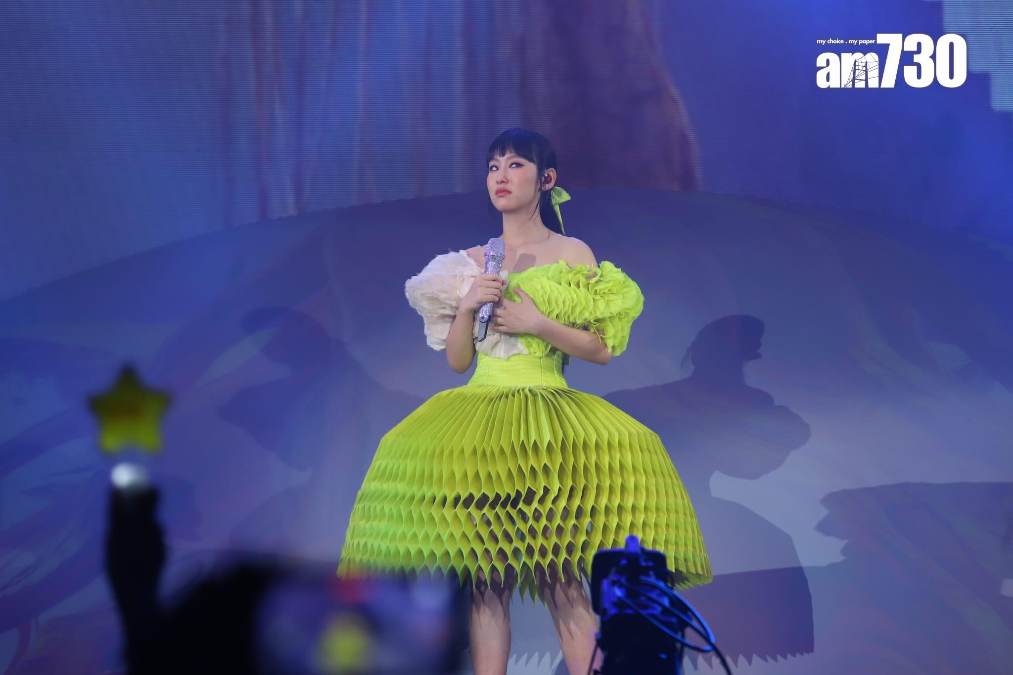 炎明熹淚灑九展舞台。(羅鎬鴻攝)