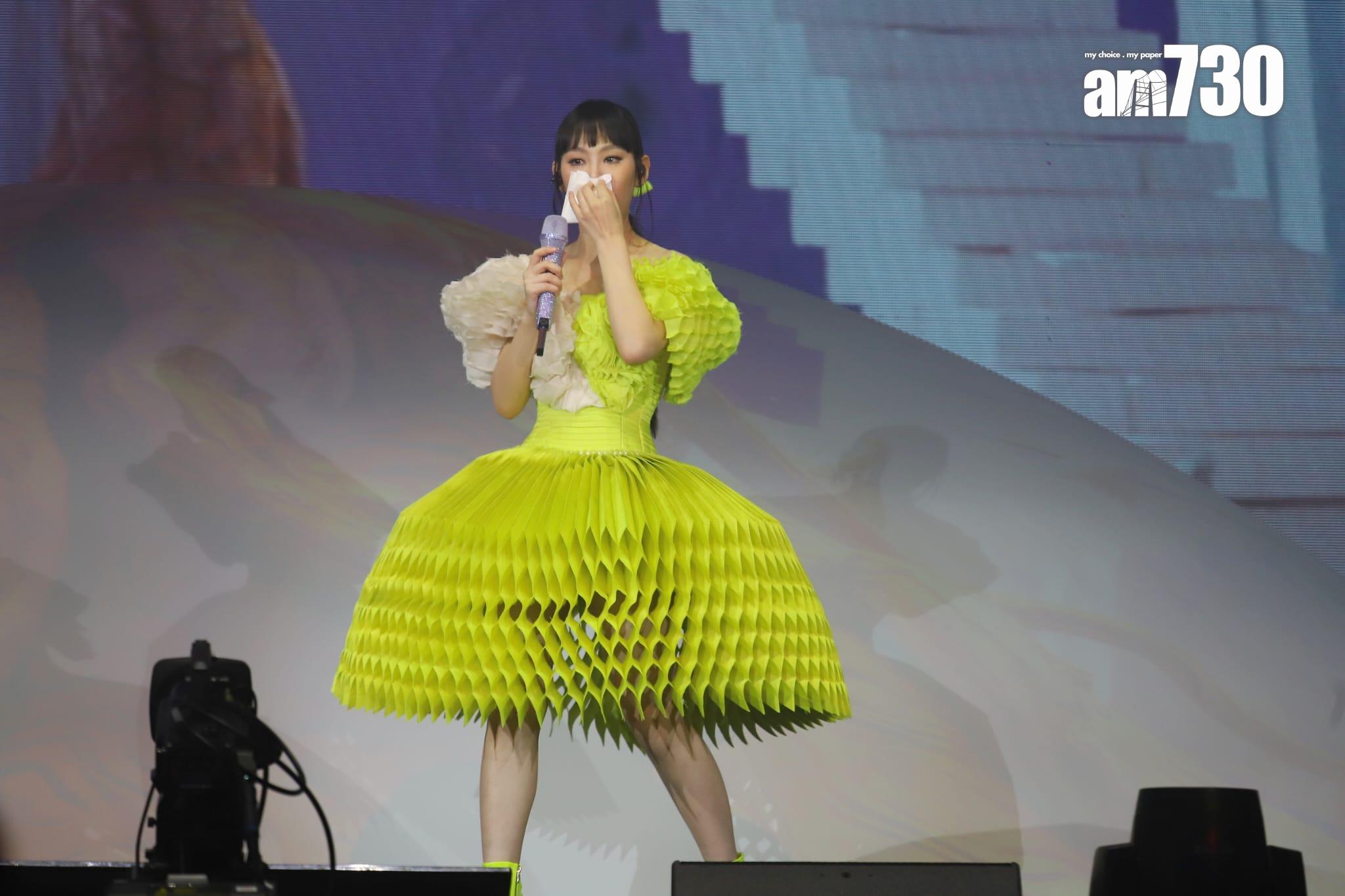 炎明熹淚灑九展舞台。(羅鎬鴻攝)