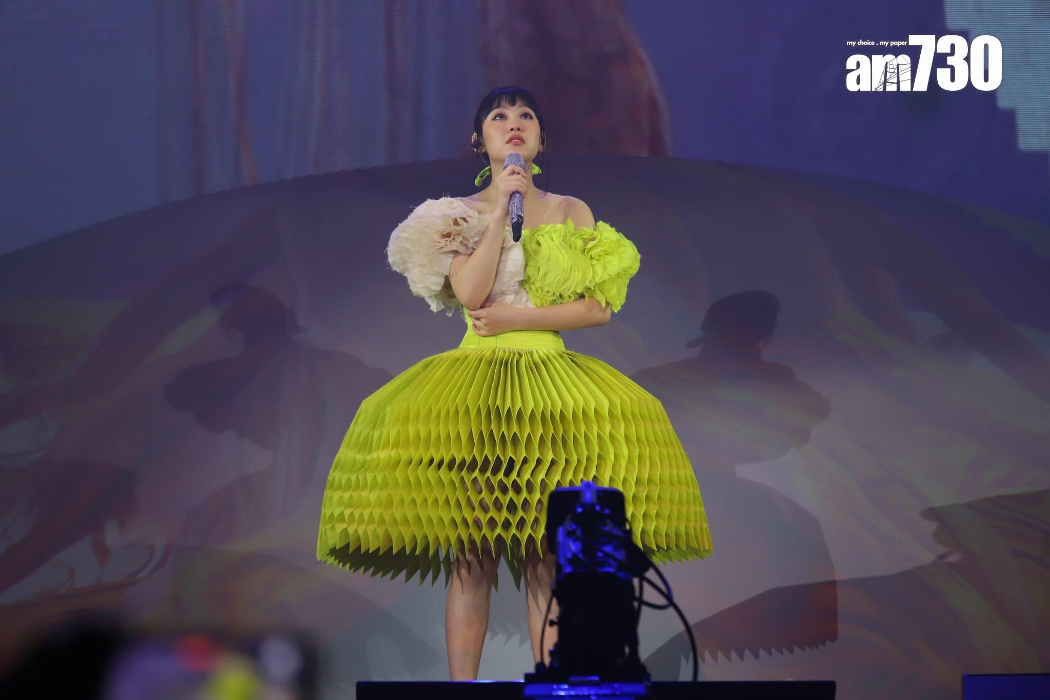 炎明熹淚灑九展舞台。(羅鎬鴻攝)