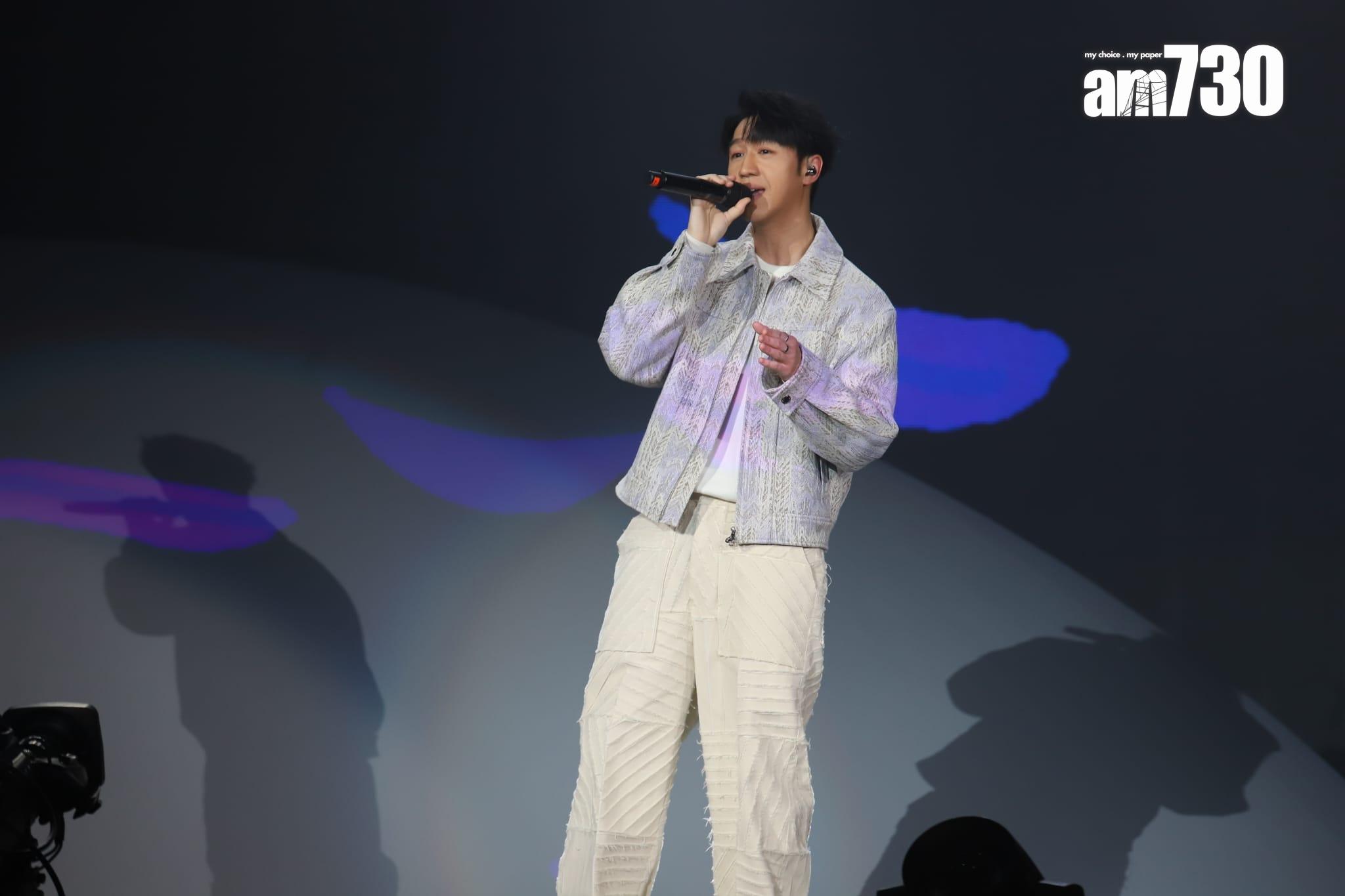 馮允謙帶來禮物送給炎明熹。(羅錦鴻攝)