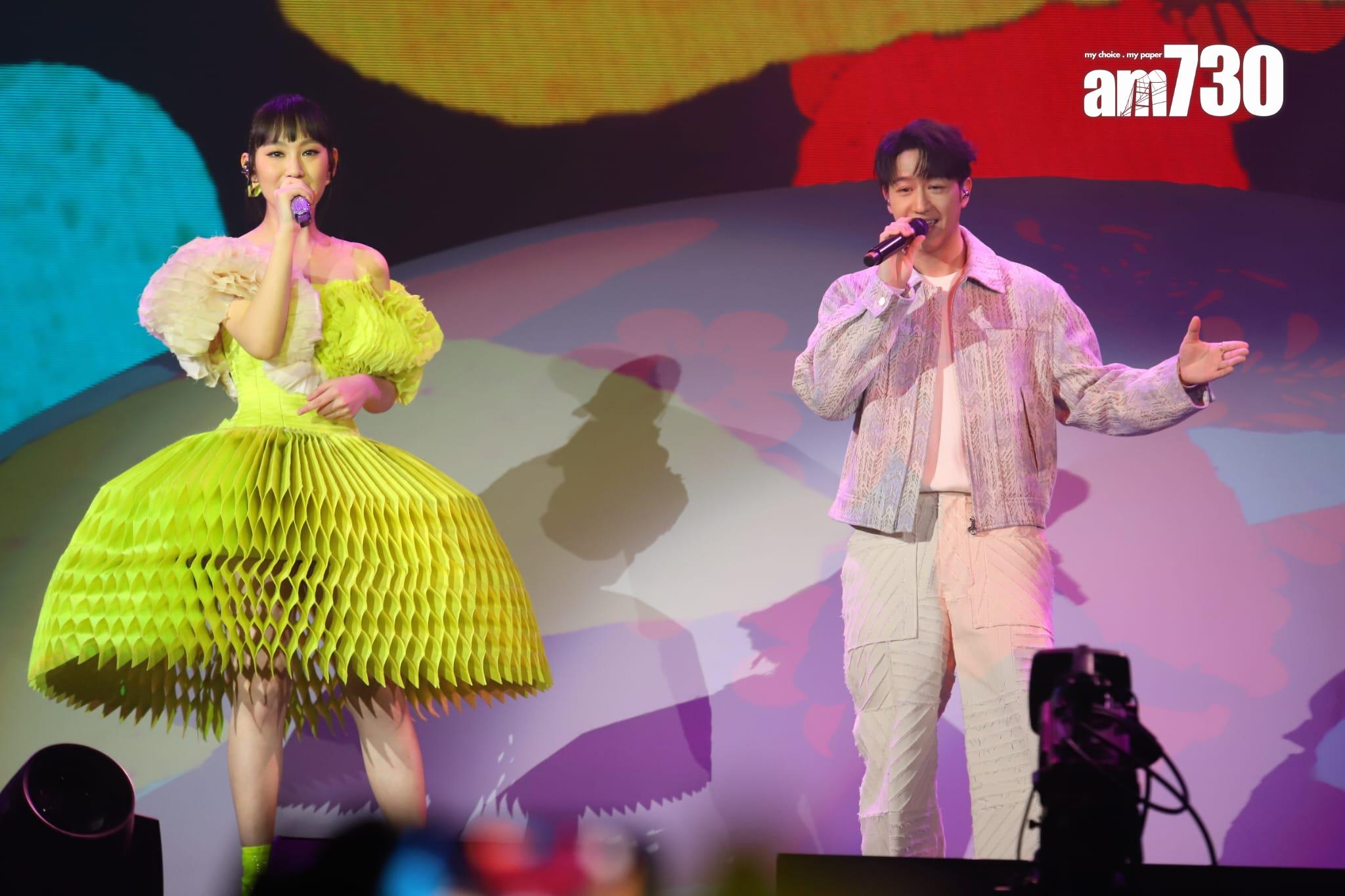 馮允謙帶來禮物送給炎明熹。(羅錦鴻攝)