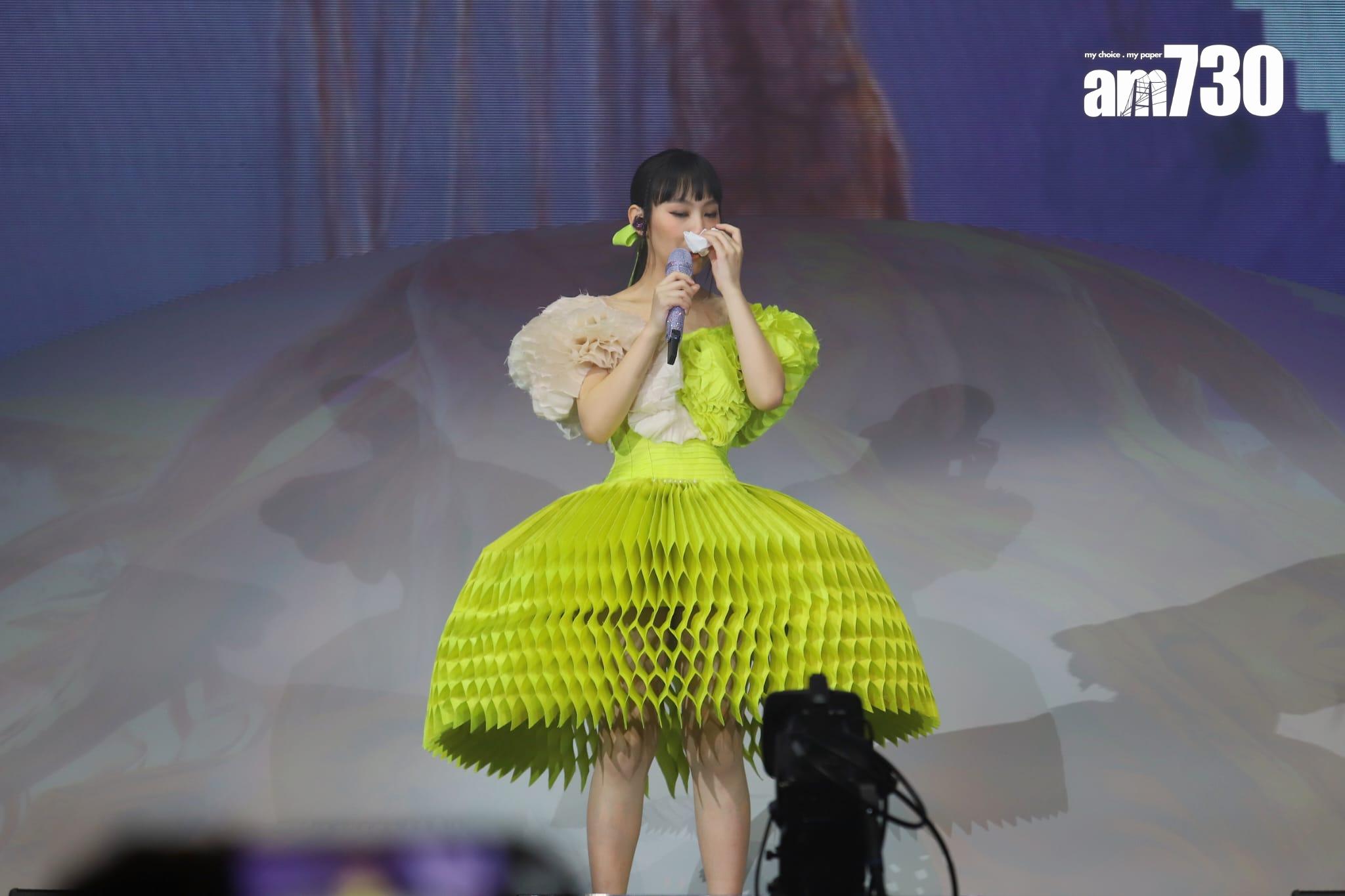 炎明熹淚灑九展。(羅錦鴻攝)