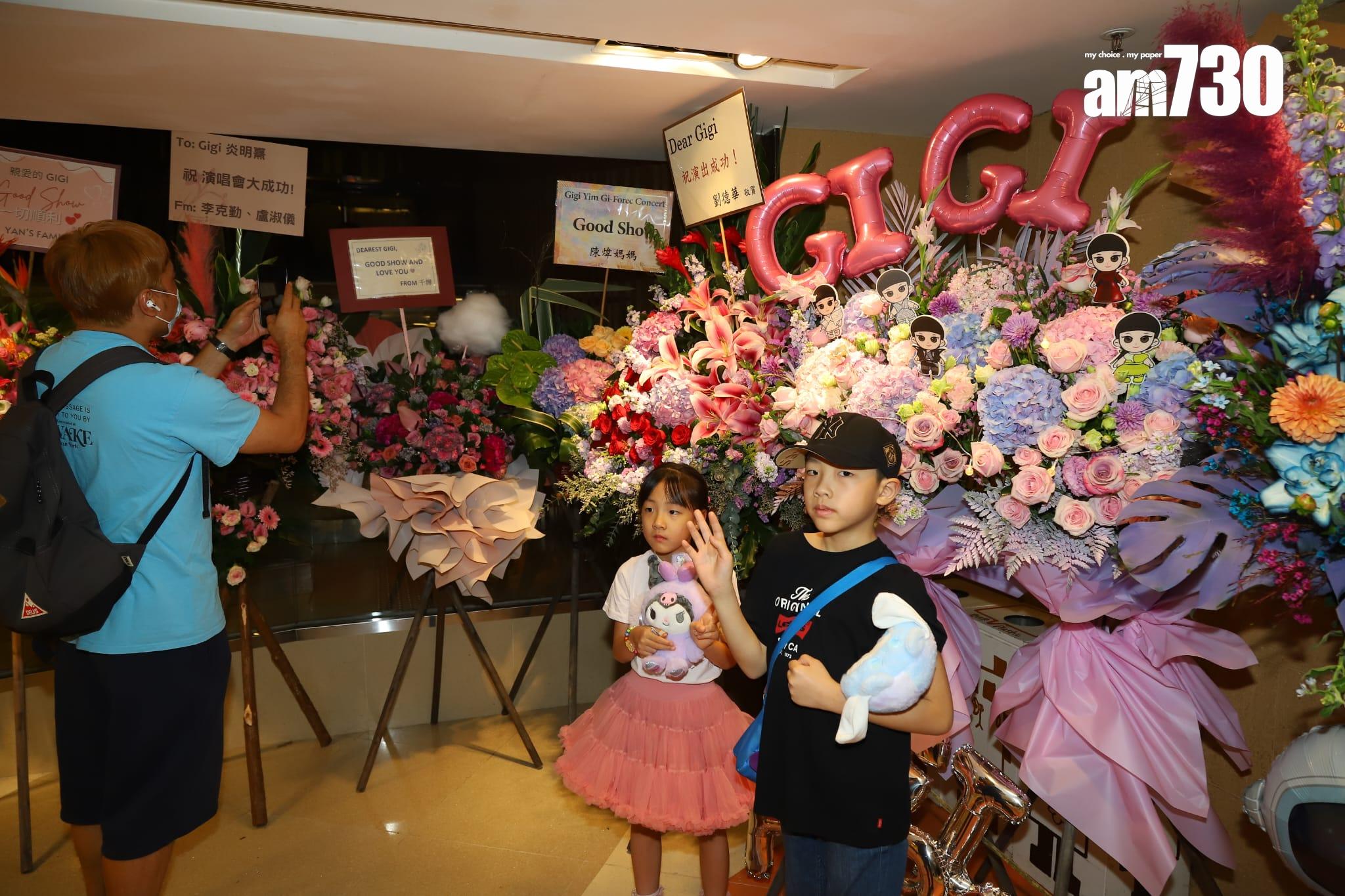 場外有不少「Gi炎粉」與氣球應援和Banner拍照。