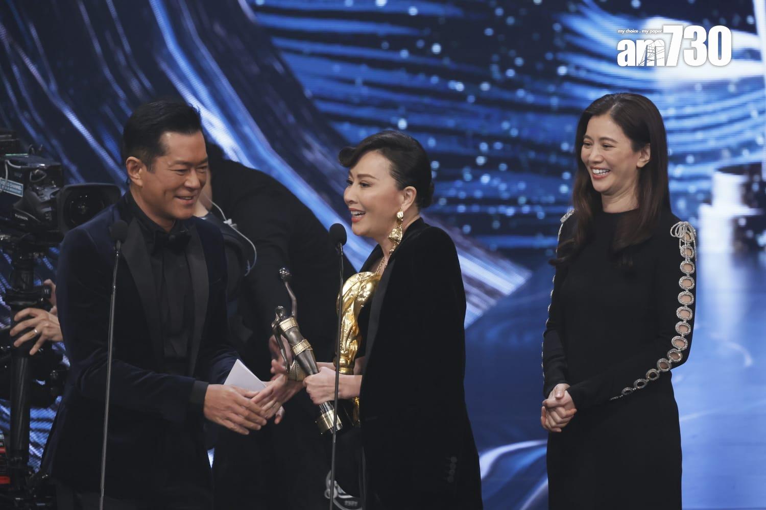 金像獎2024|劉嘉玲再以龍蝦裝上台。