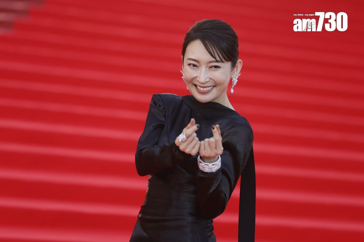 金像獎2024|周家怡打扮超密實,但仍騷腿加分。(蘇文傑攝)