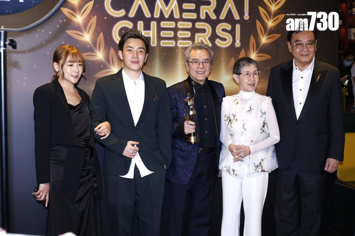 姜大衛全家出席慶功宴,左為姜卓文的女友Chelsea。