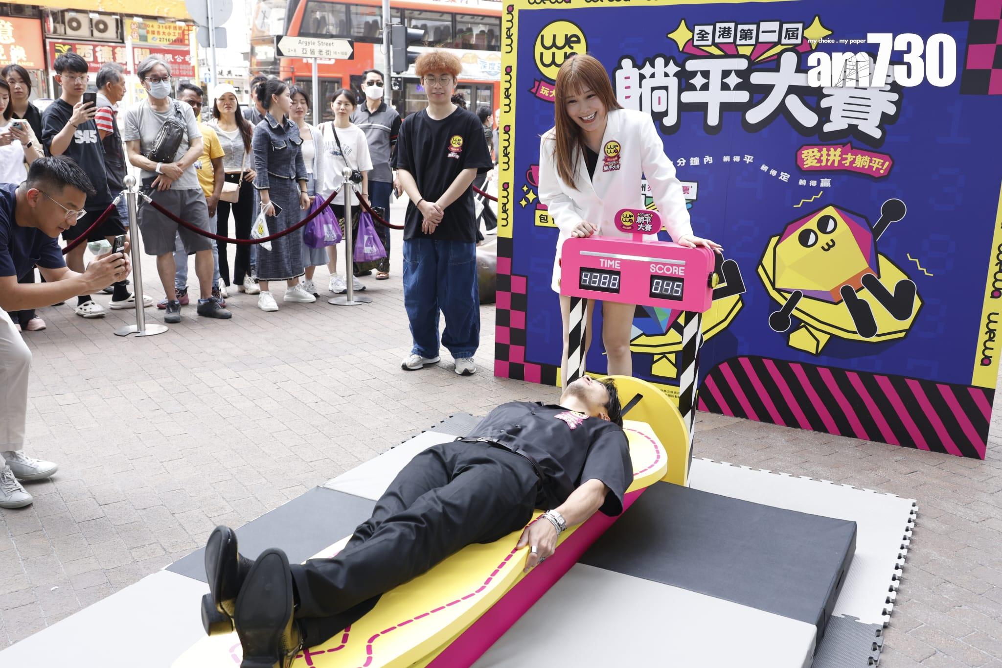 素海霖與周殷廷挑選平衡板。