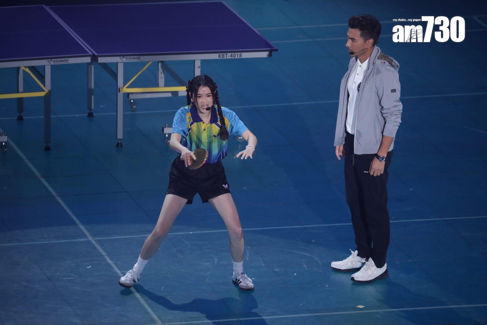 陳展鵬與潘靜文表演乒乓球歌舞劇。(董立華攝)