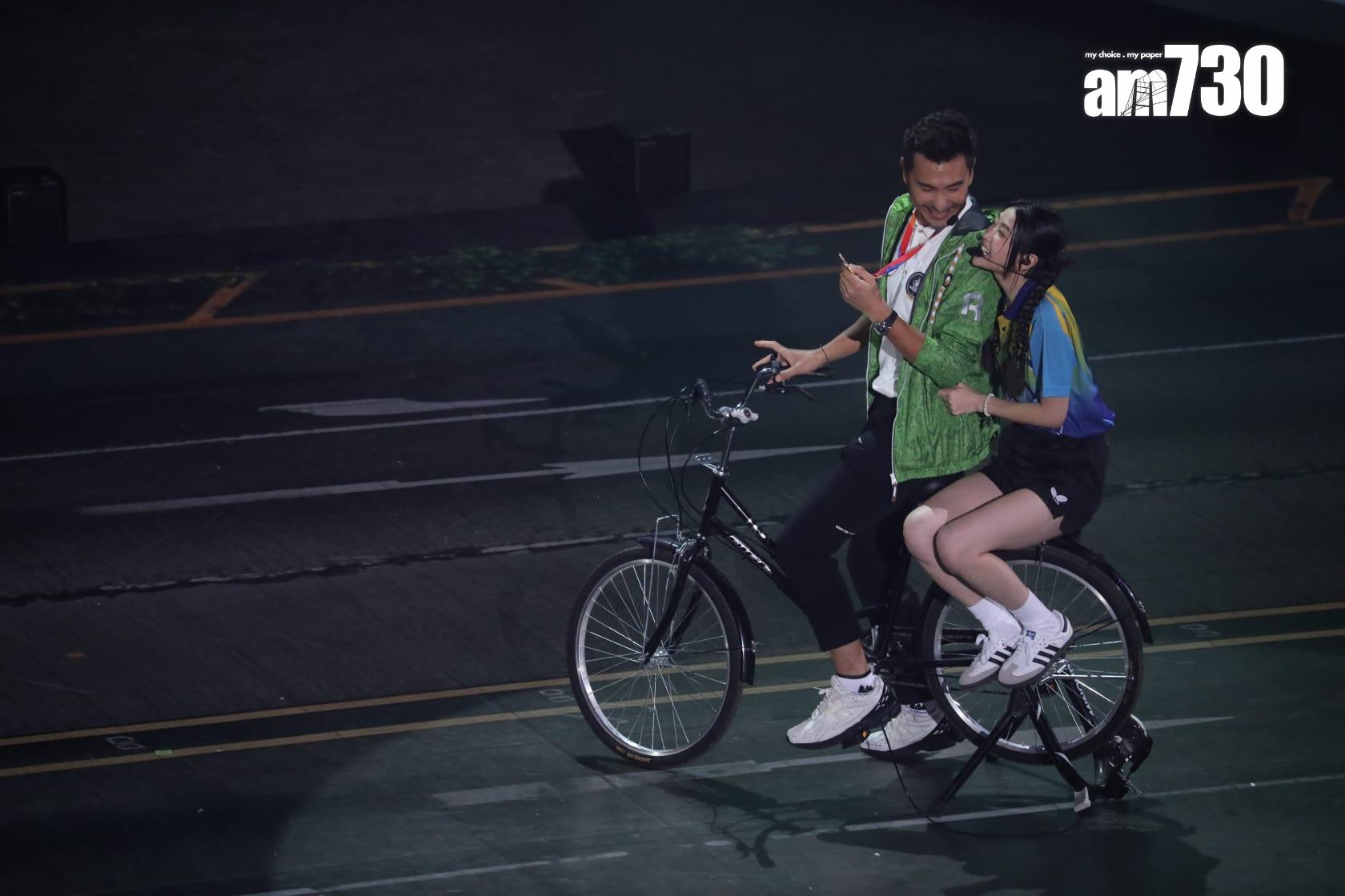 陳展鵬與潘靜文表演乒乓球歌舞劇。(董立華攝)