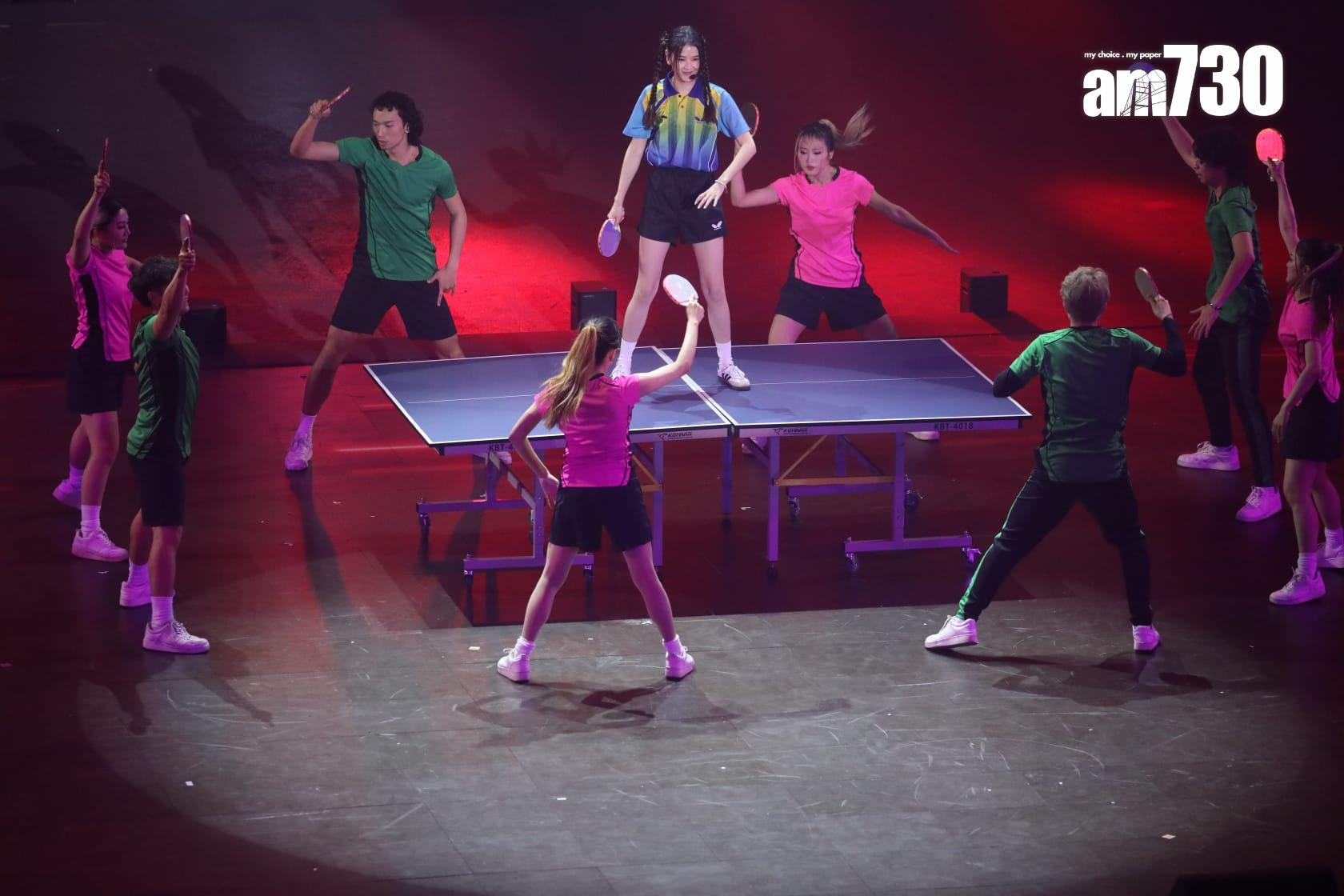 陳展鵬與潘靜文表演乒乓球歌舞劇。(董立華攝)