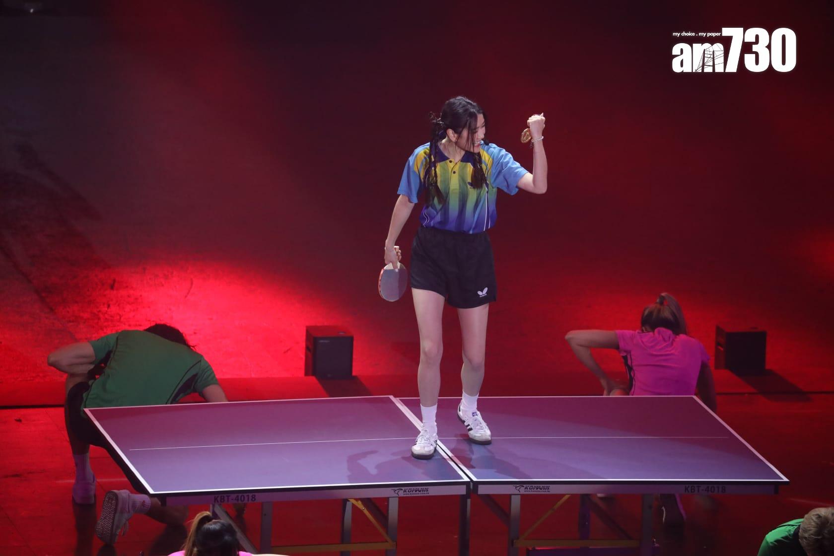 陳展鵬與潘靜文表演乒乓球歌舞劇。(董立華攝)