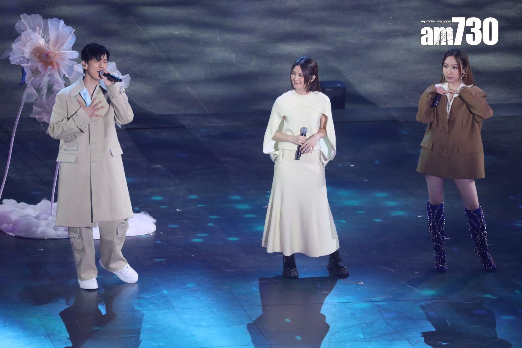 林奕匡、黃妍、葉巧琳於《第九屆全港運動會開幕禮》獻唱。(董立華攝)