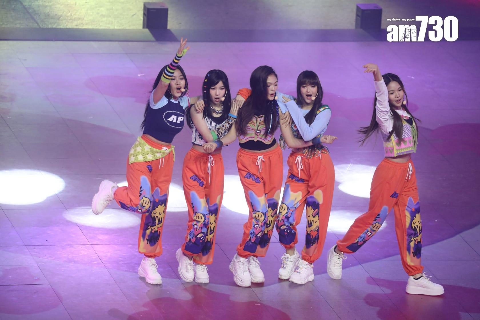 XiX於《第九屆全港運動會開幕禮》獻唱。(董立華攝)