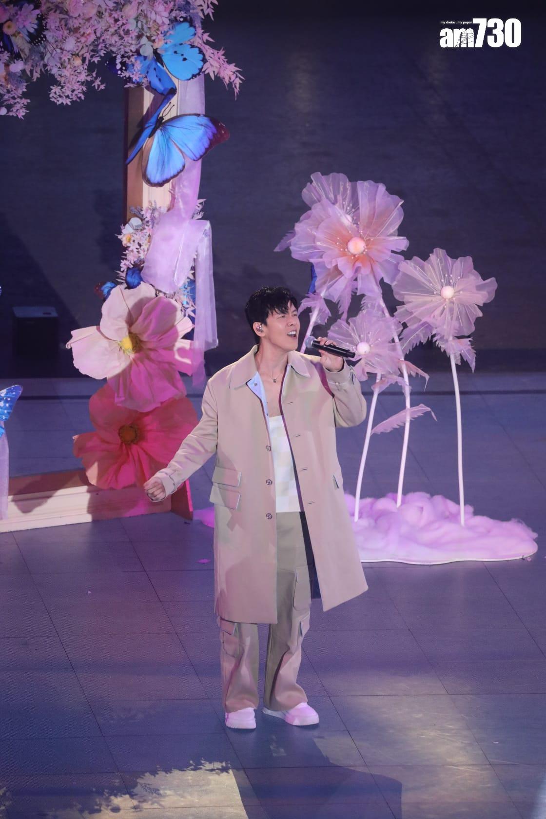 林奕匡於《第九屆全港運動會開幕禮》獻唱。(董立華攝)