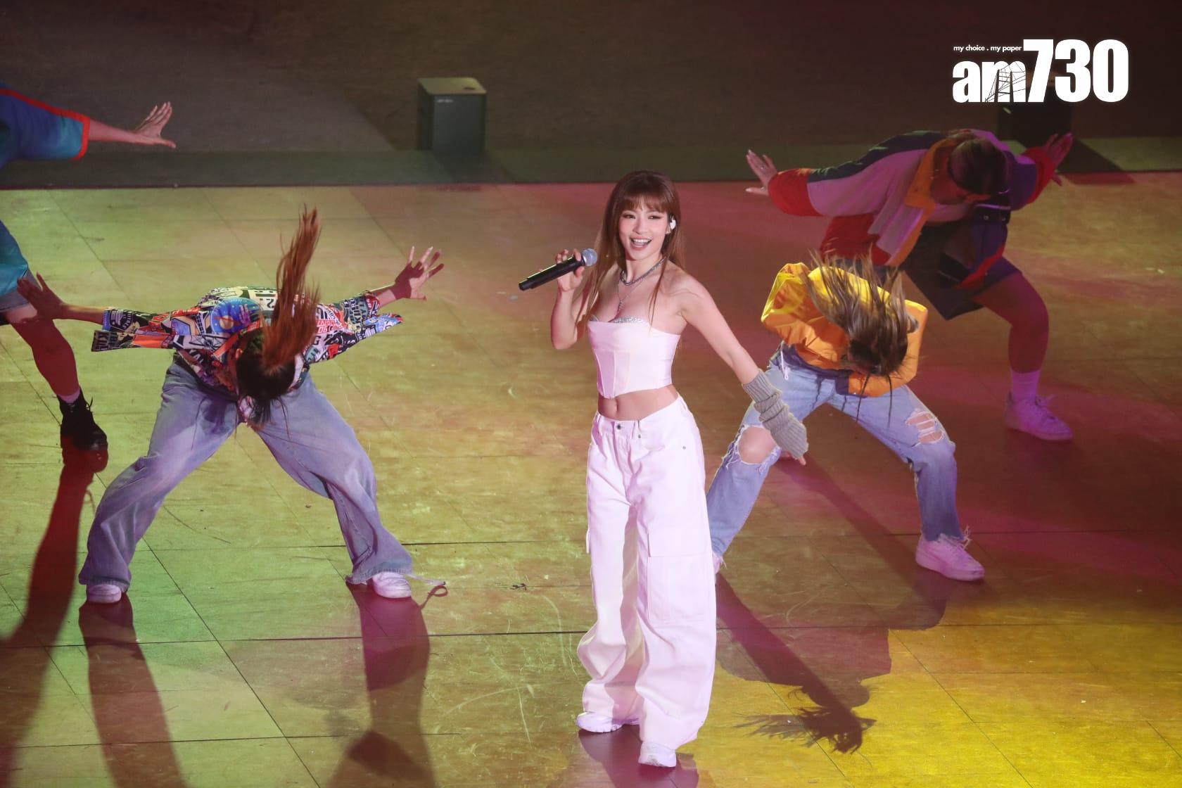 陳葦璇於《第九屆全港運動會開幕禮》獻唱。(董立華攝)