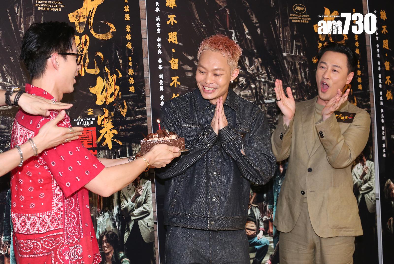 眾人為胡子彤補祝生日。(董立華攝)