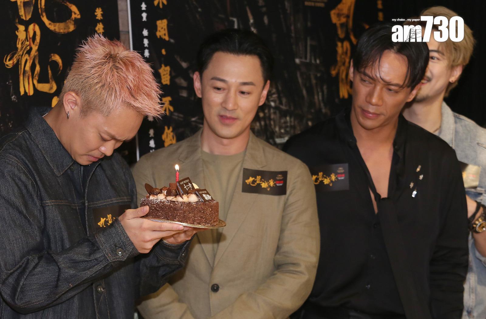 眾人為胡子彤補祝生日。(董立華攝)