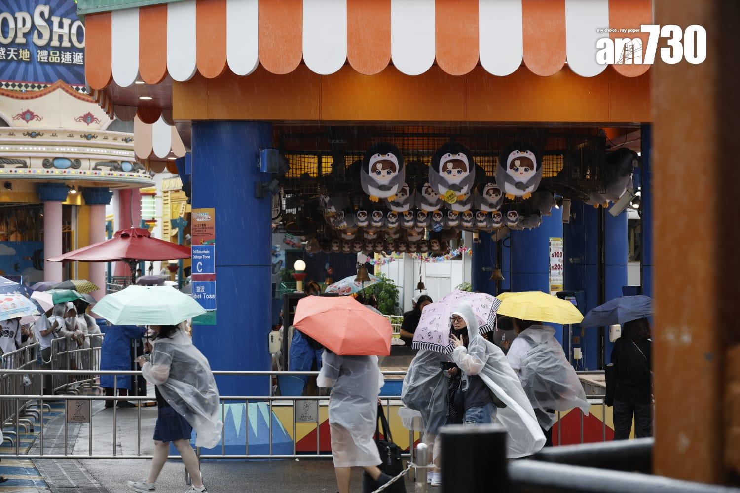 姜糖冒住黃雨入海洋公園慶祝姜濤生日,濕晒!(林俊源攝)