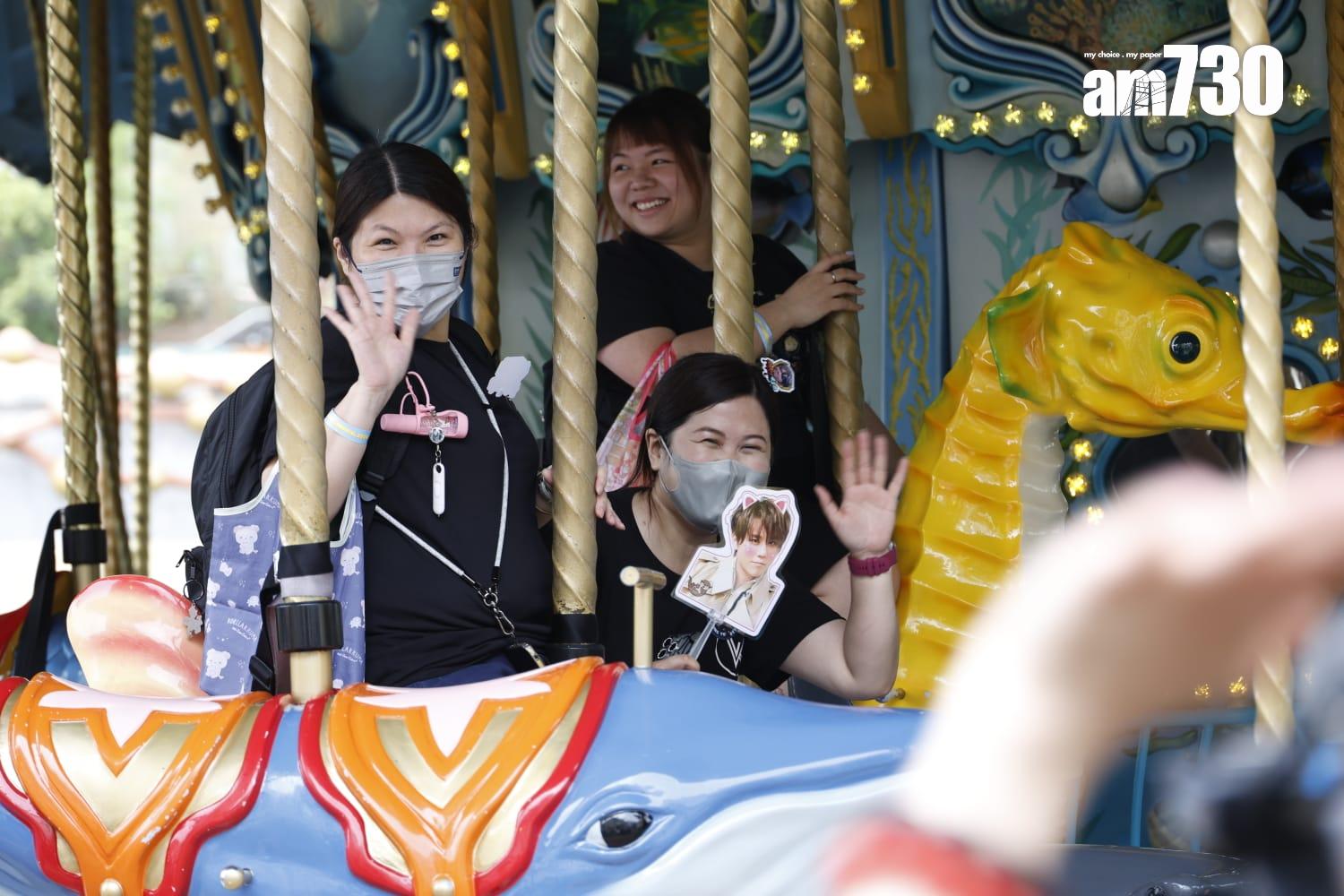 姜糖冒住黃雨入海洋公園慶祝姜濤生日,濕晒!(林俊源攝)