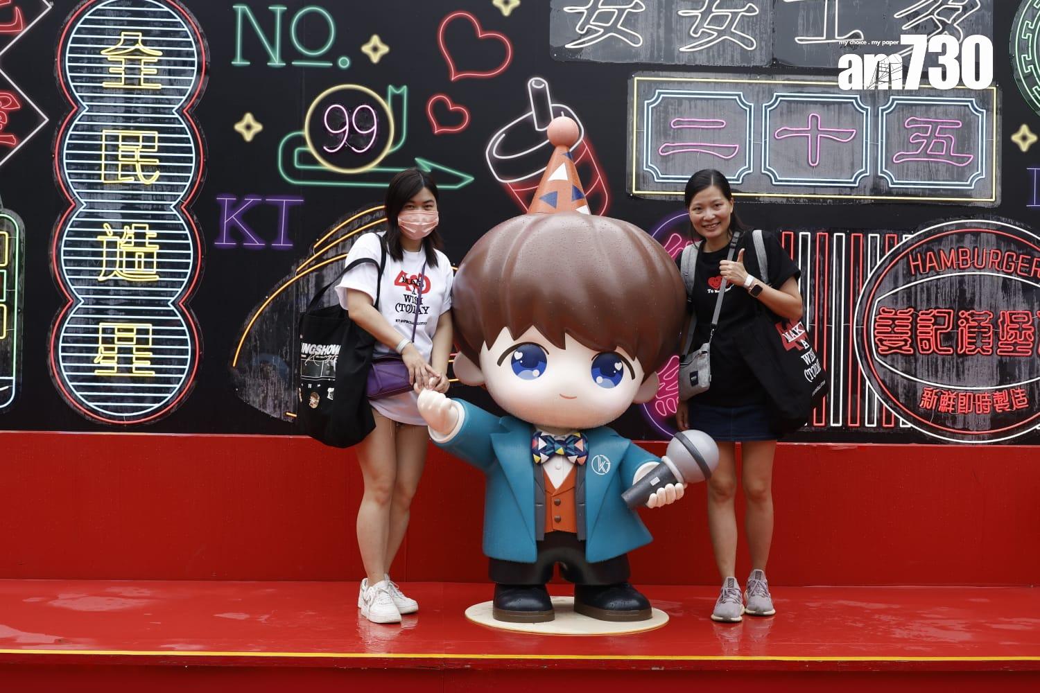 姜糖冒住黃雨入海洋公園慶祝姜濤生日,濕晒!(林俊源攝)