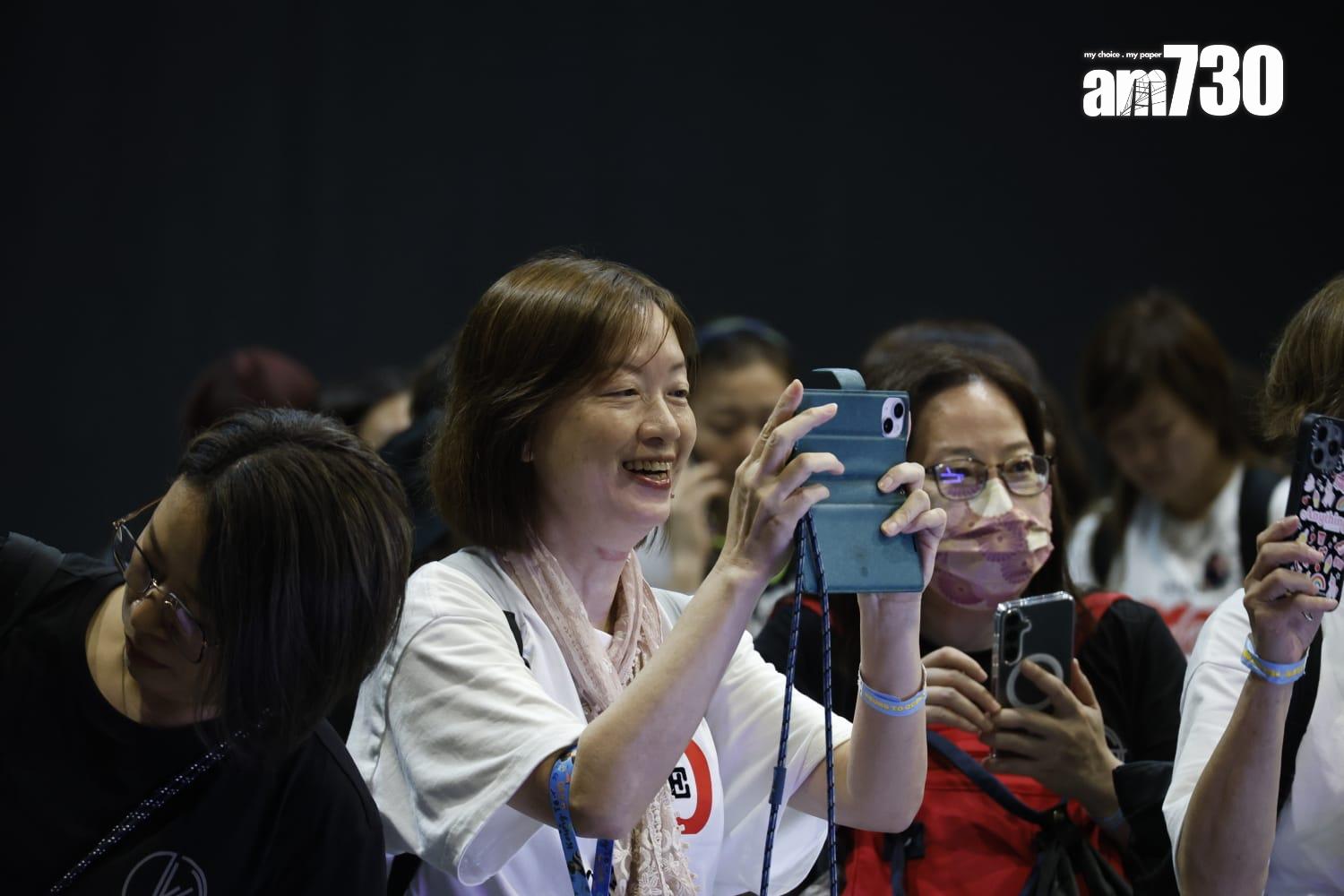 姜濤個唱服飾及相片展不用淋雨,有不少姜糖在此乾爽打卡。