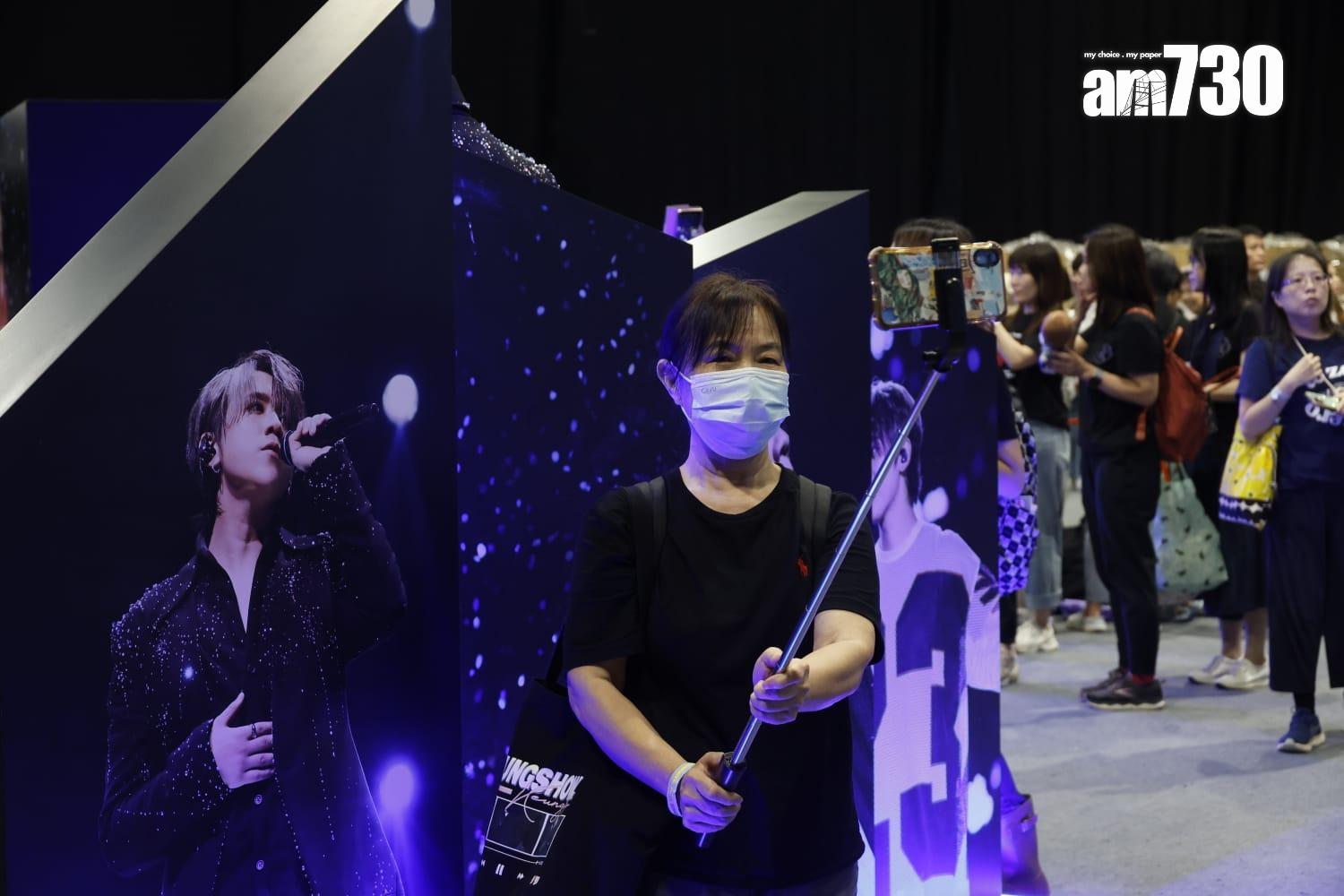 姜濤個唱服飾及相片展不用淋雨,有不少姜糖在此乾爽打卡。