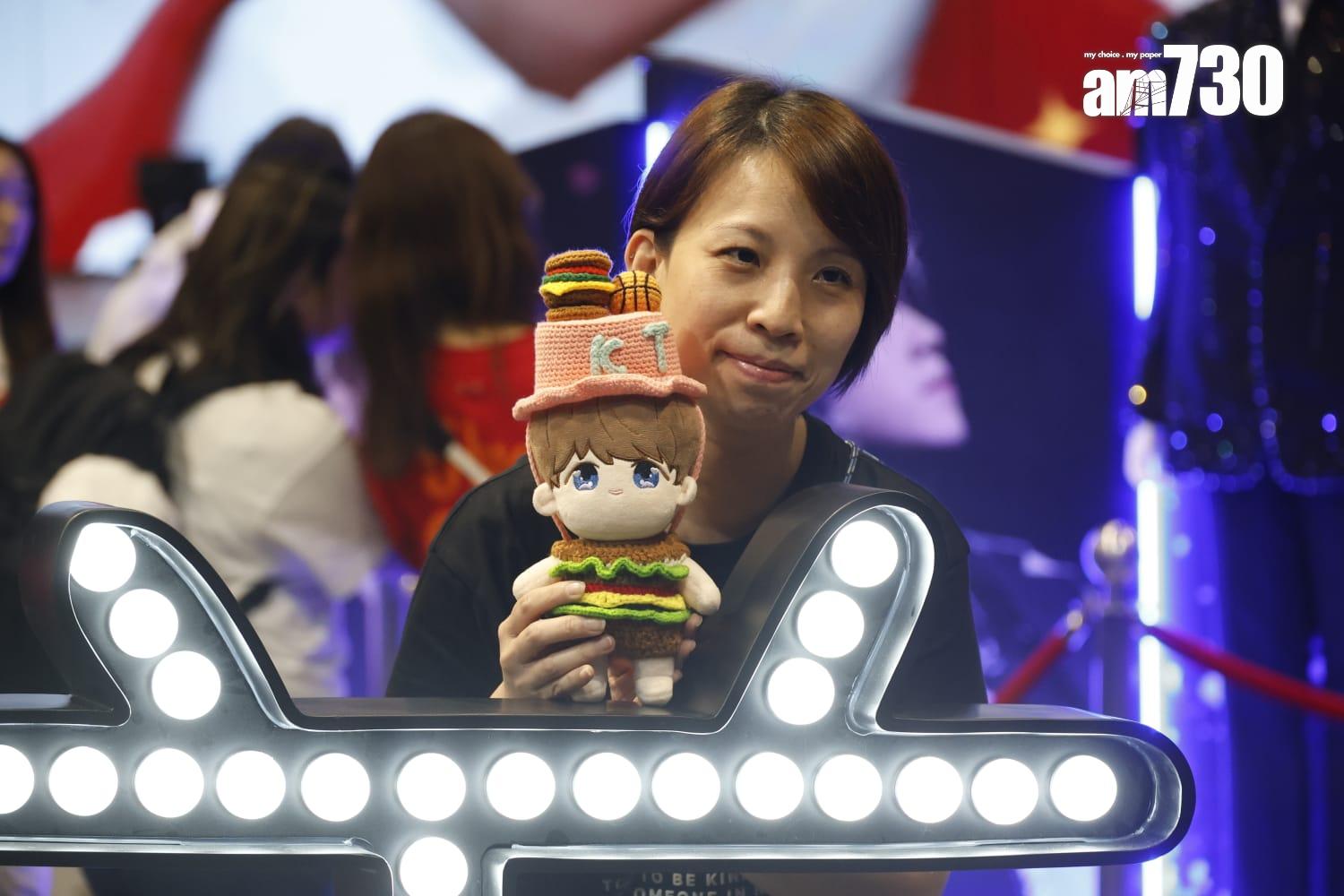 姜濤個唱服飾及相片展不用淋雨,有不少姜糖在此乾爽打卡。