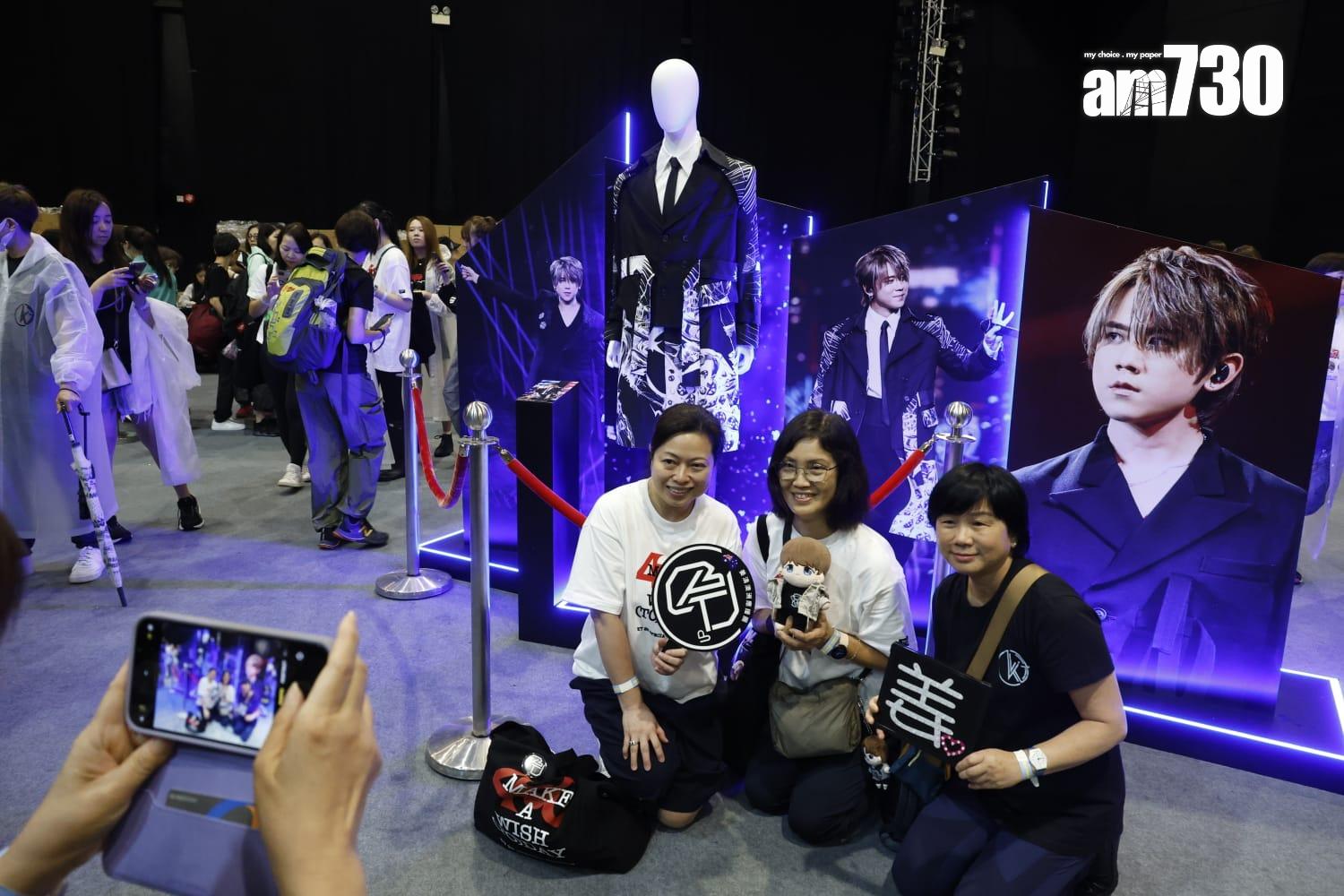 姜濤個唱服飾及相片展不用淋雨,有不少姜糖在此乾爽打卡。