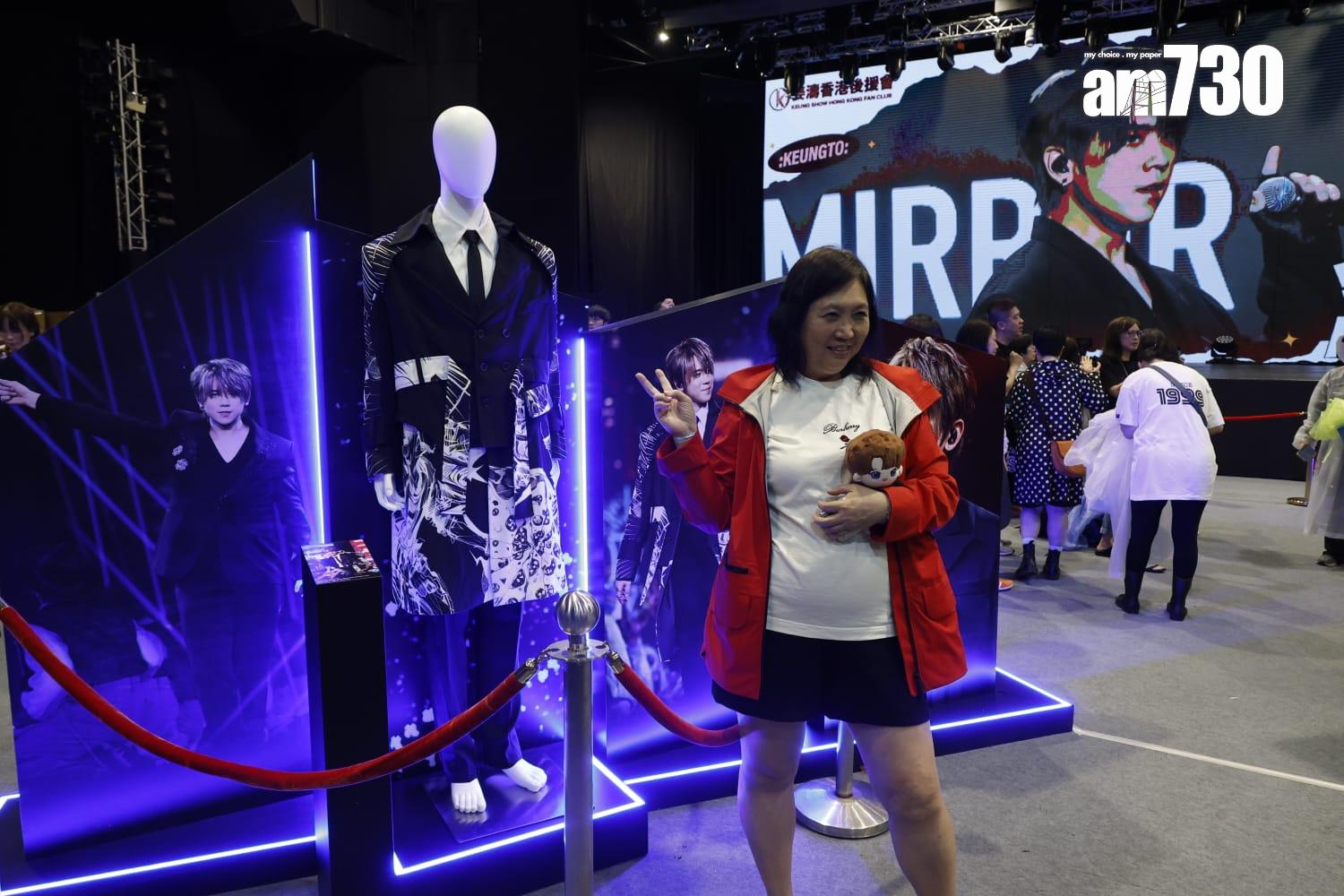 姜濤個唱服飾及相片展不用淋雨,有不少姜糖在此乾爽打卡。