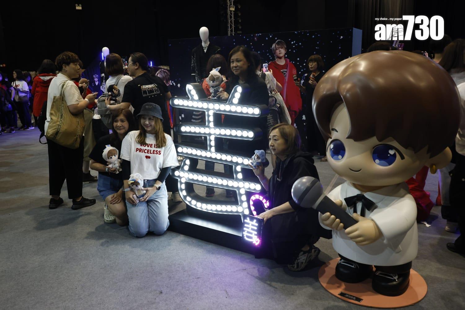 姜濤個唱服飾及相片展不用淋雨,有不少姜糖在此乾爽打卡。