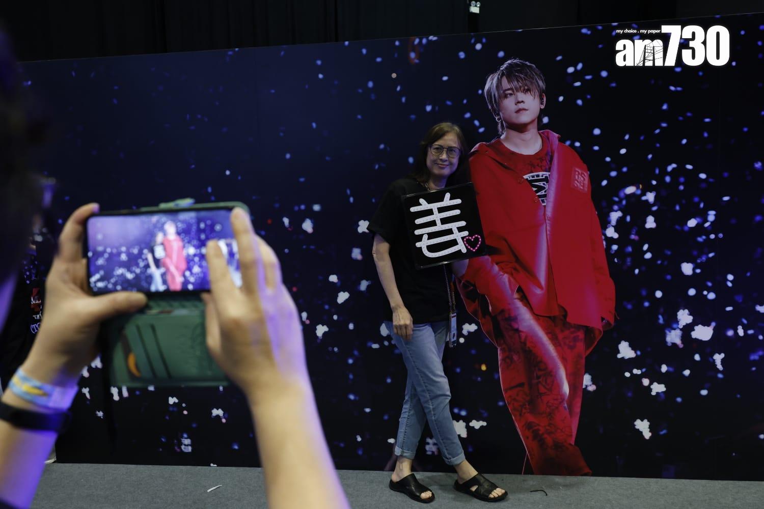 姜濤個唱服飾及相片展不用淋雨,有不少姜糖在此乾爽打卡。