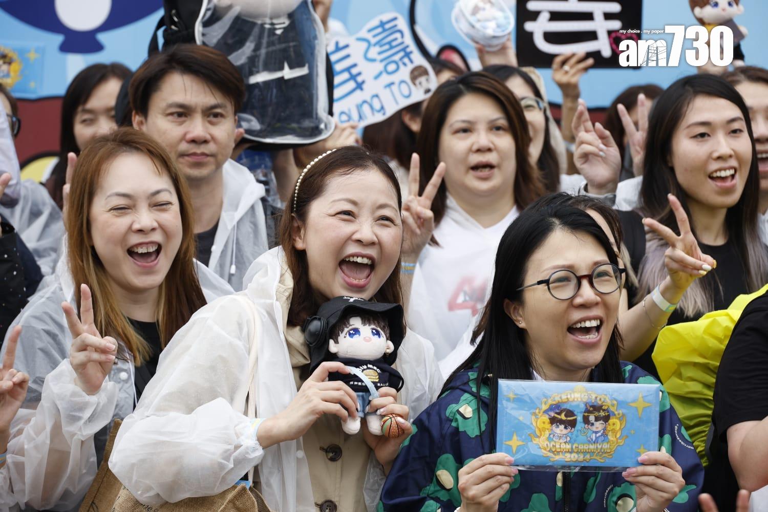 姜糖冒住黃雨入海洋公園慶祝姜濤生日,濕晒!(林俊源攝)