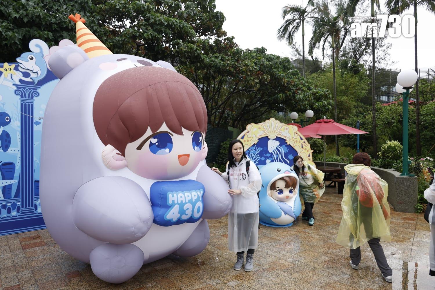 姜糖冒住黃雨入海洋公園慶祝姜濤生日,濕晒!(林俊源攝)