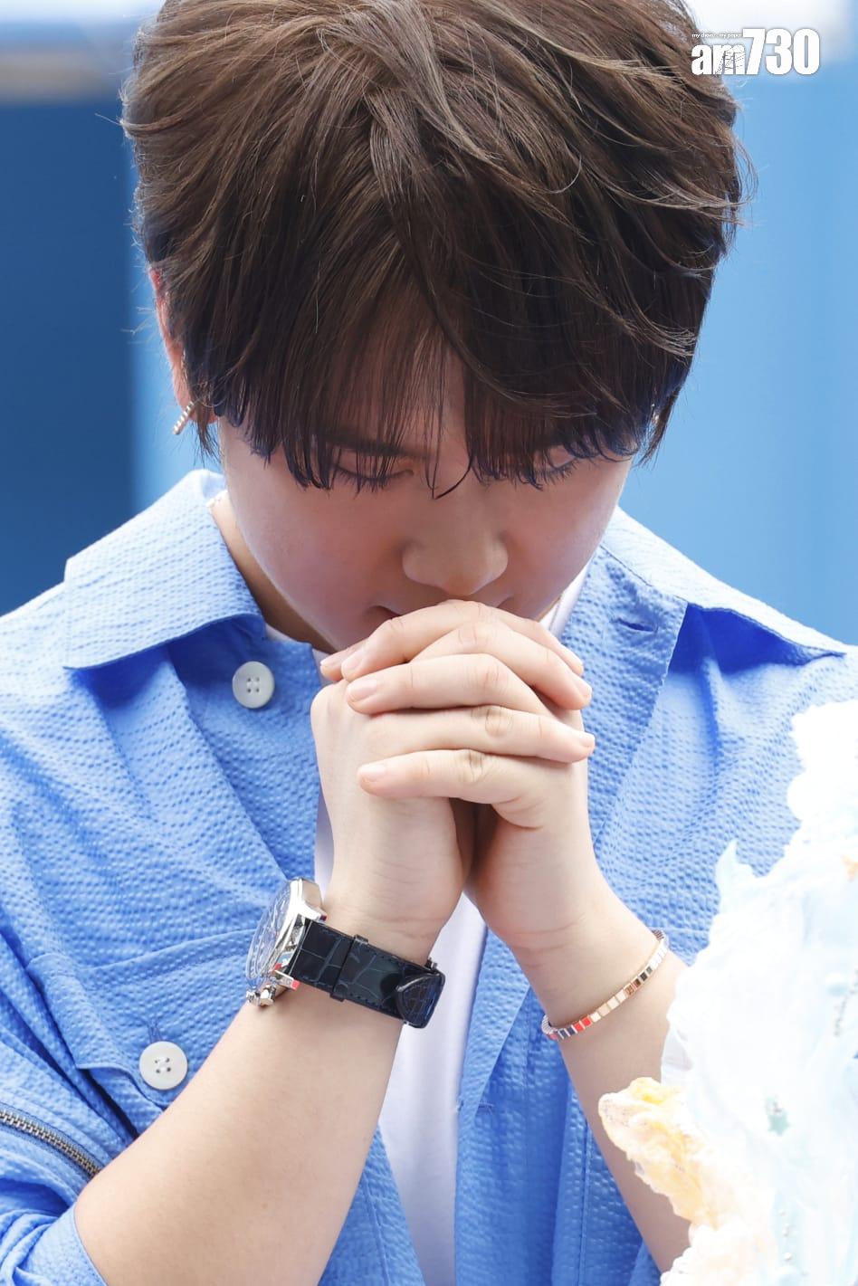 姜濤主持切蛋糕儀式前,誠心許願。(林俊源攝)