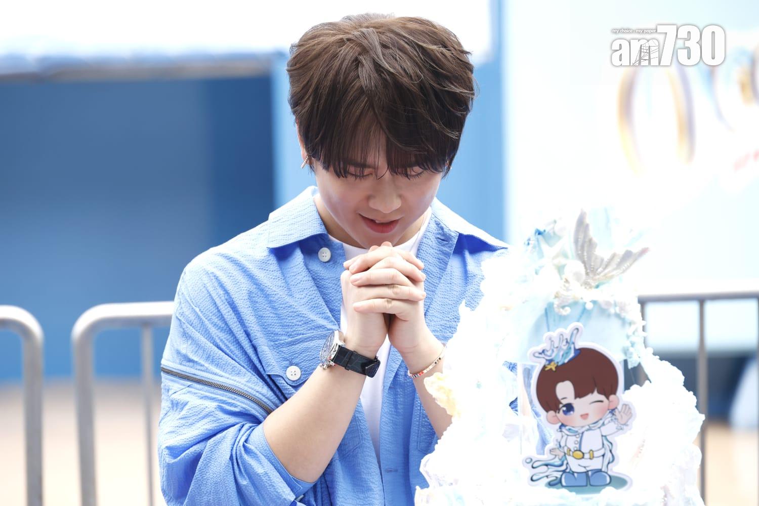 姜濤主持切蛋糕儀式前,誠心許願。(林俊源攝)