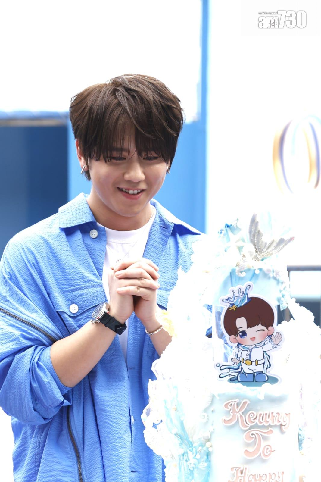 姜濤主持切蛋糕儀式前,誠心許願。(林俊源攝)