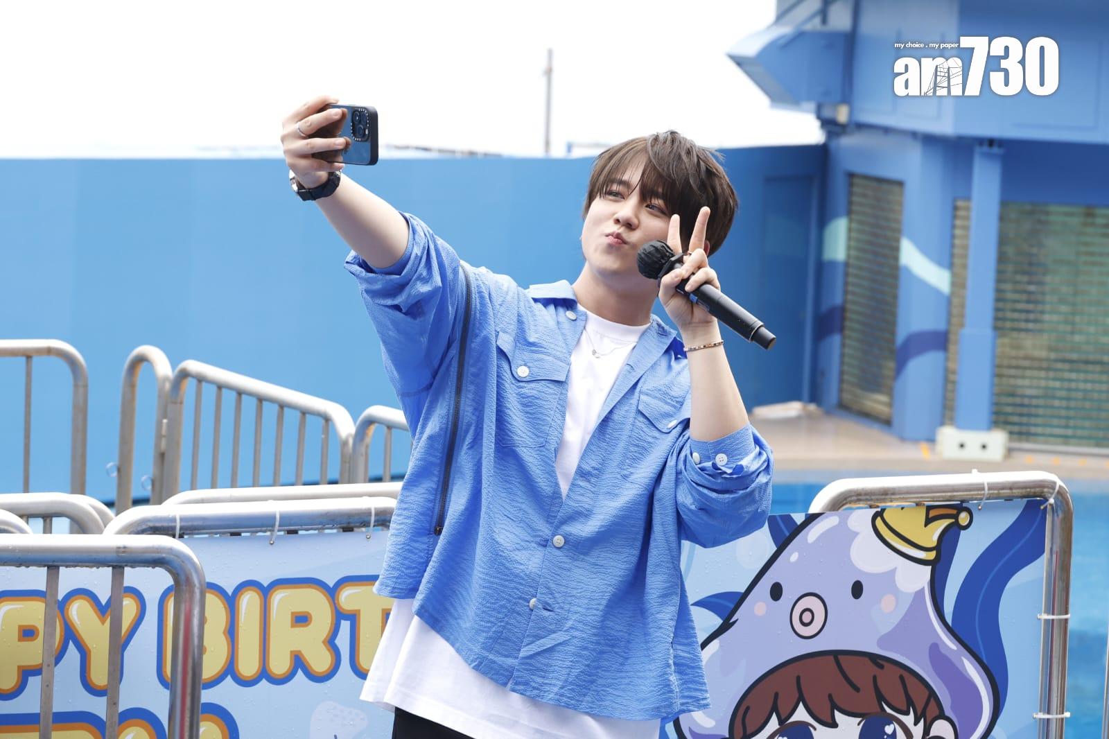 姜濤與在場3000名粉絲自拍。(林俊源攝)