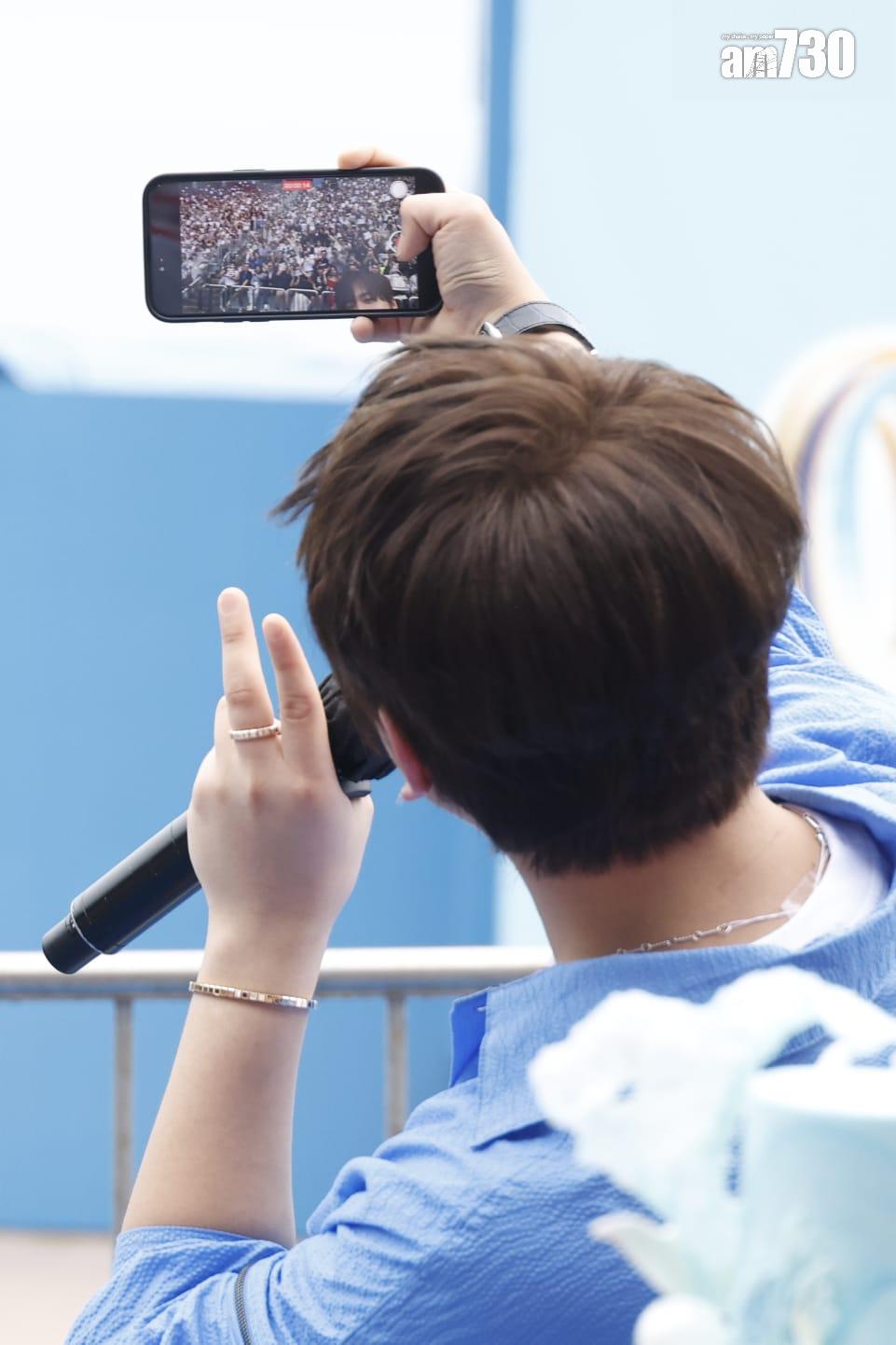 姜濤與在場3000名粉絲自拍。(林俊源攝)