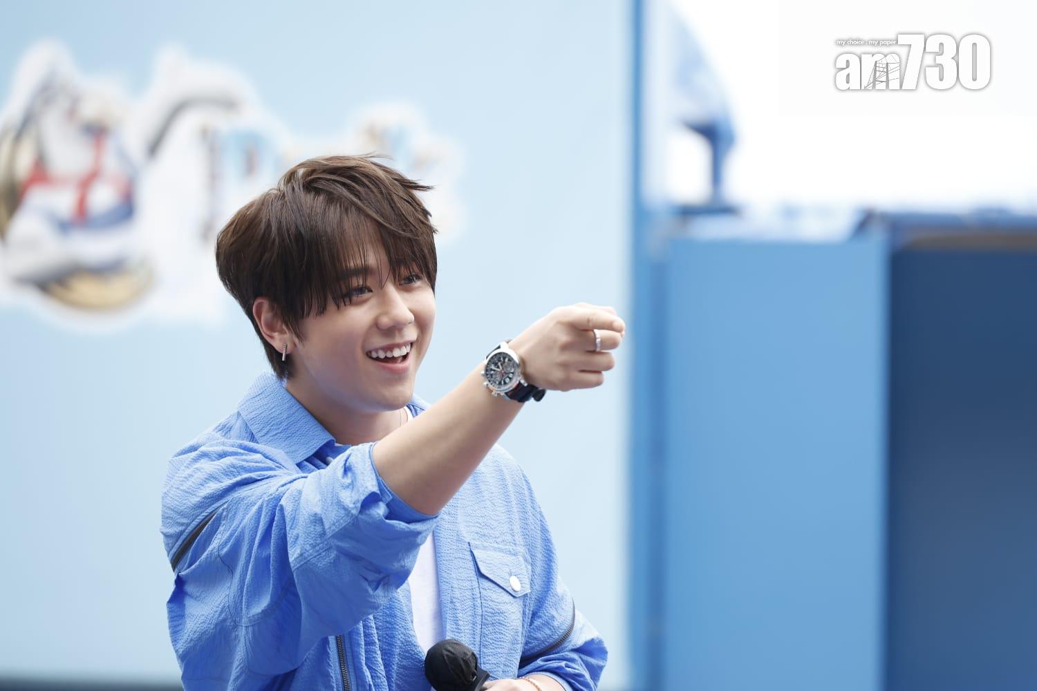 不少姜糖高舉有趣大字報,逗得姜濤好開心。(林俊源攝)