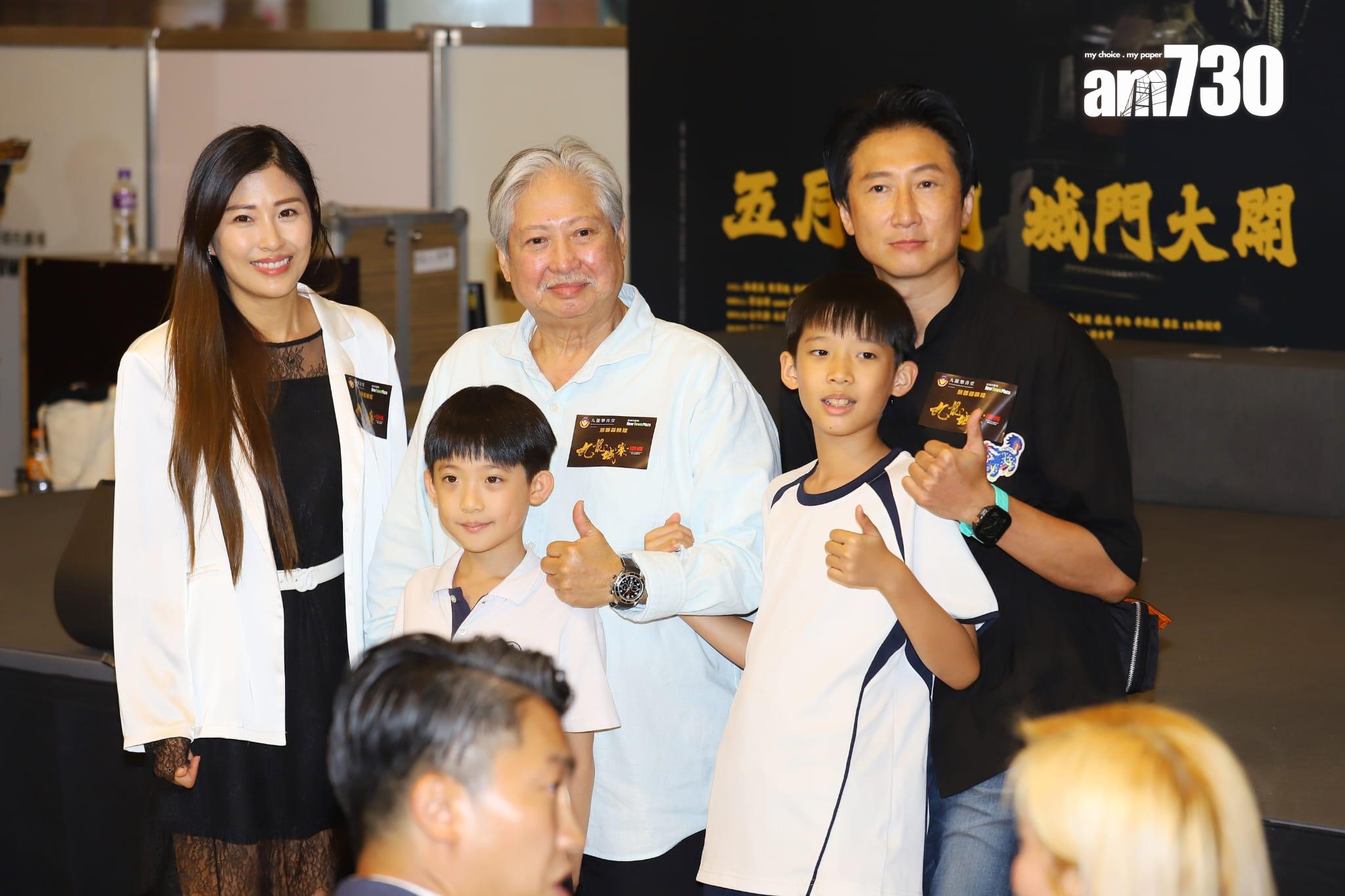 洪天明帶同太太和一對兒子出席《九龍城寨之圍城》首映,支持父親洪金寶。(羅錦鴻攝)