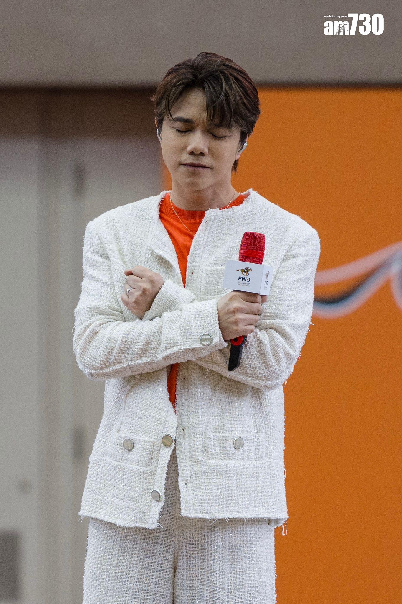 張敬軒到馬場擔任揭幕嘉賓,連唱三首歌。