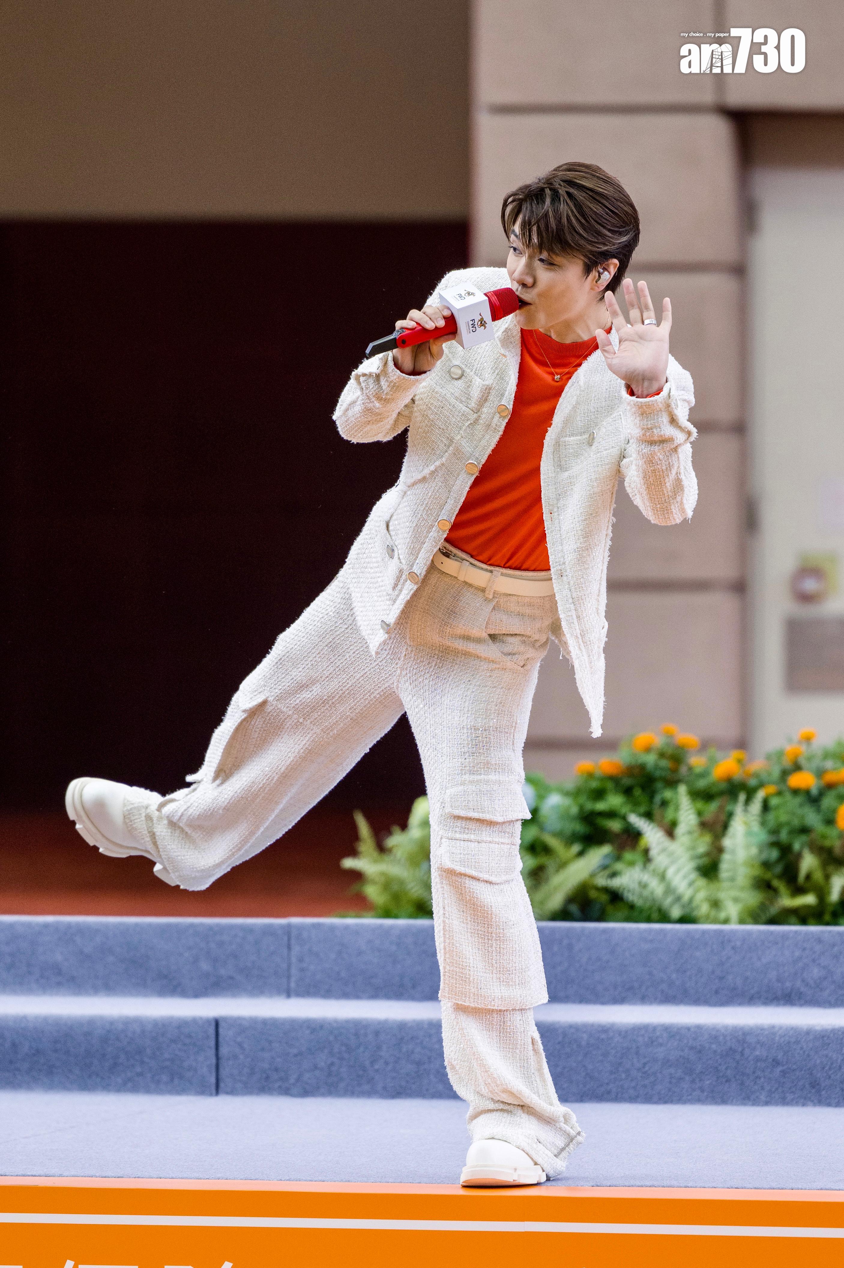 張敬軒到馬場擔任揭幕嘉賓,連唱三首歌。