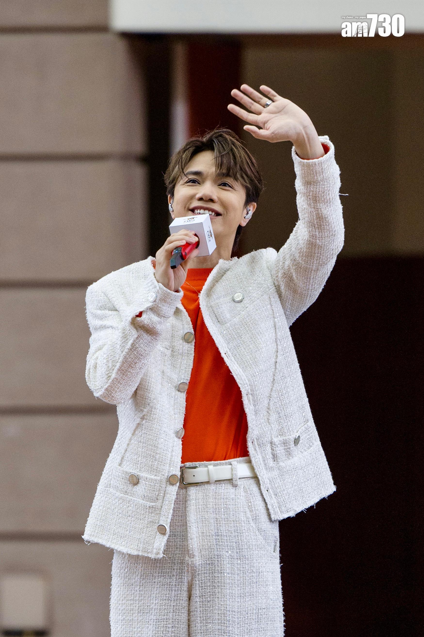 張敬軒到馬場擔任揭幕嘉賓,連唱三首歌。