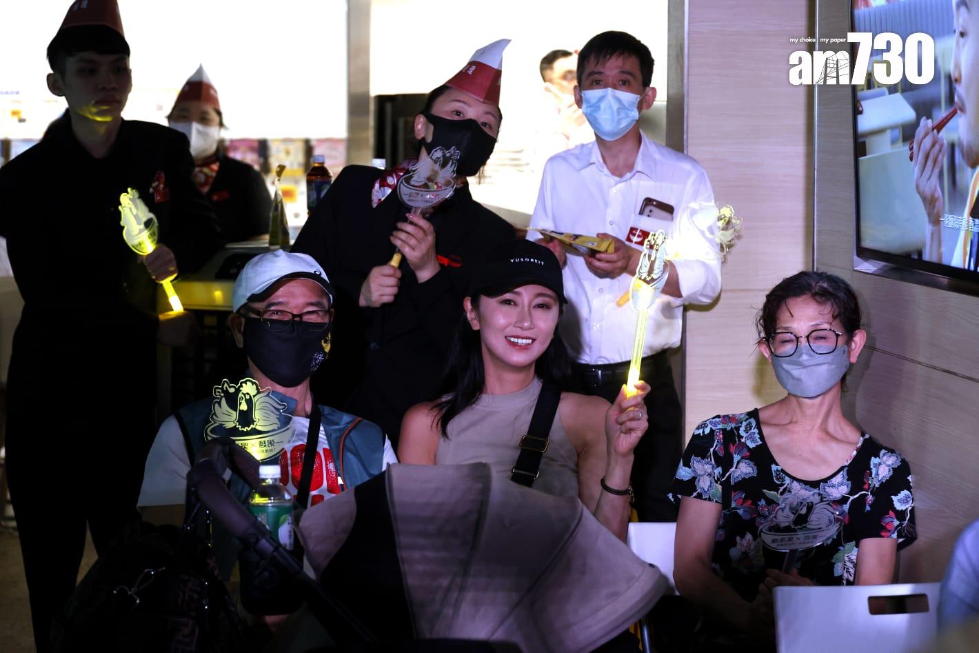 吳浩康太太和外父外母看得很投入。(林俊源攝)