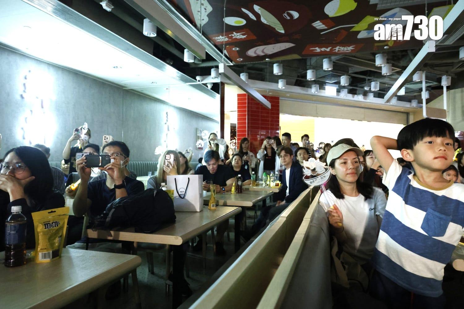 食店坐滿觀眾,反應熱烈。(林俊源攝)