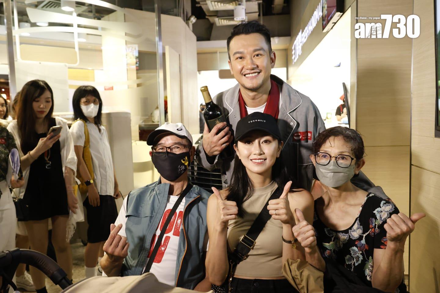 吳浩康獲太太帶同兒子與外父外母捧場。(林俊源攝)