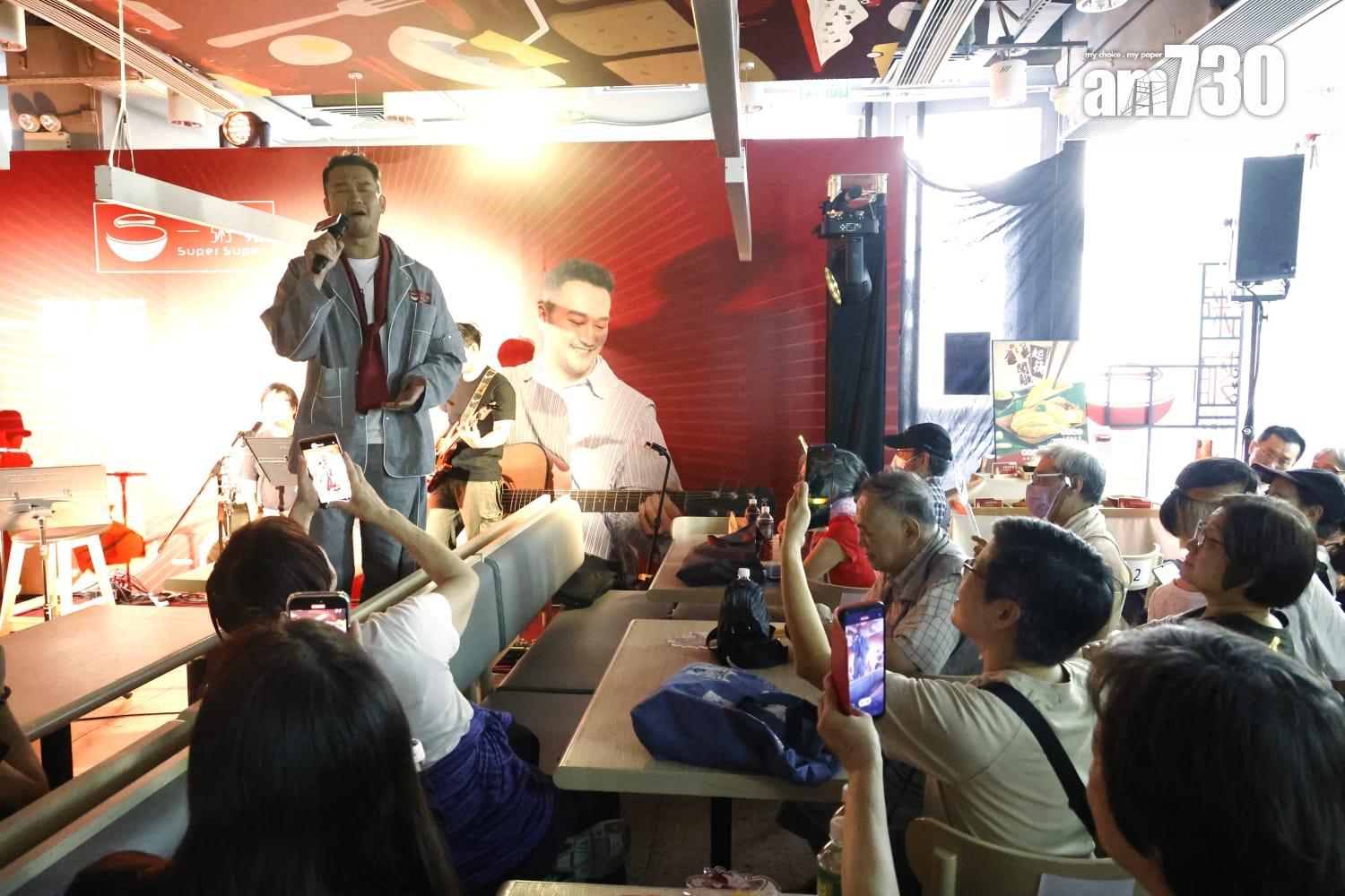 吳浩康為讓旁邊及後排的觀眾見到他,他一度企在凳上演唱。(林俊源攝)