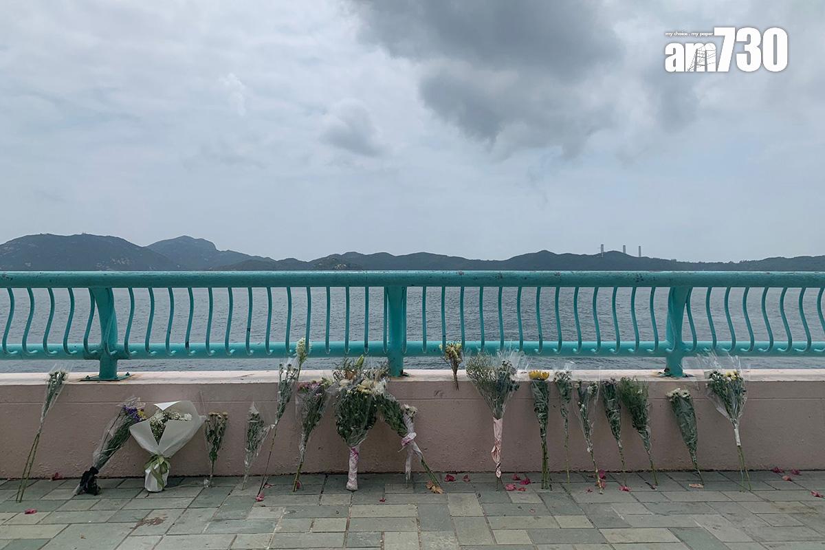 海怡半島岸邊案發現場一帶,續有市民到場向釣魚漢獻花。(吳浩南攝)